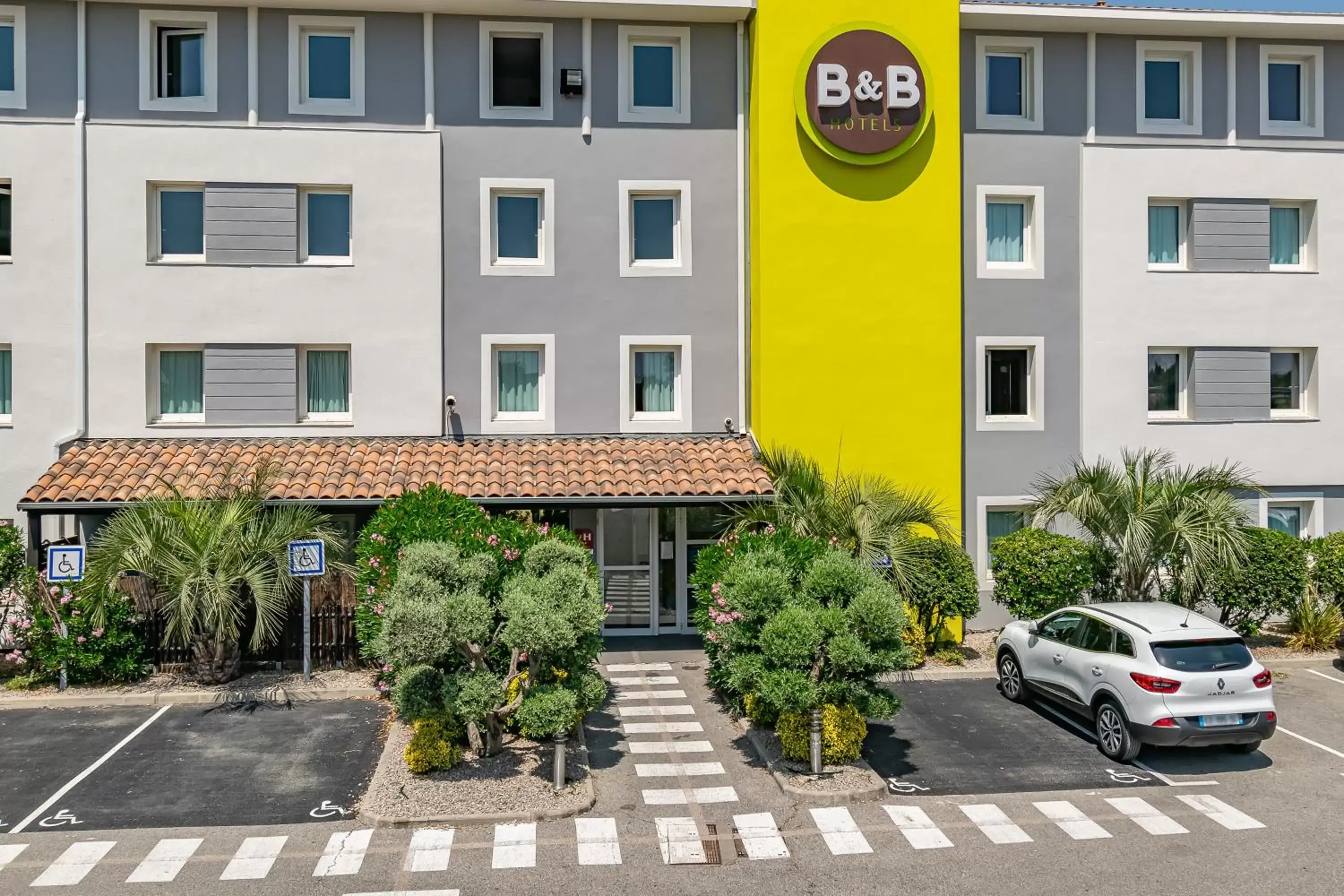 Facade/entrance, Property Building in B&B HOTEL Salon de Provence