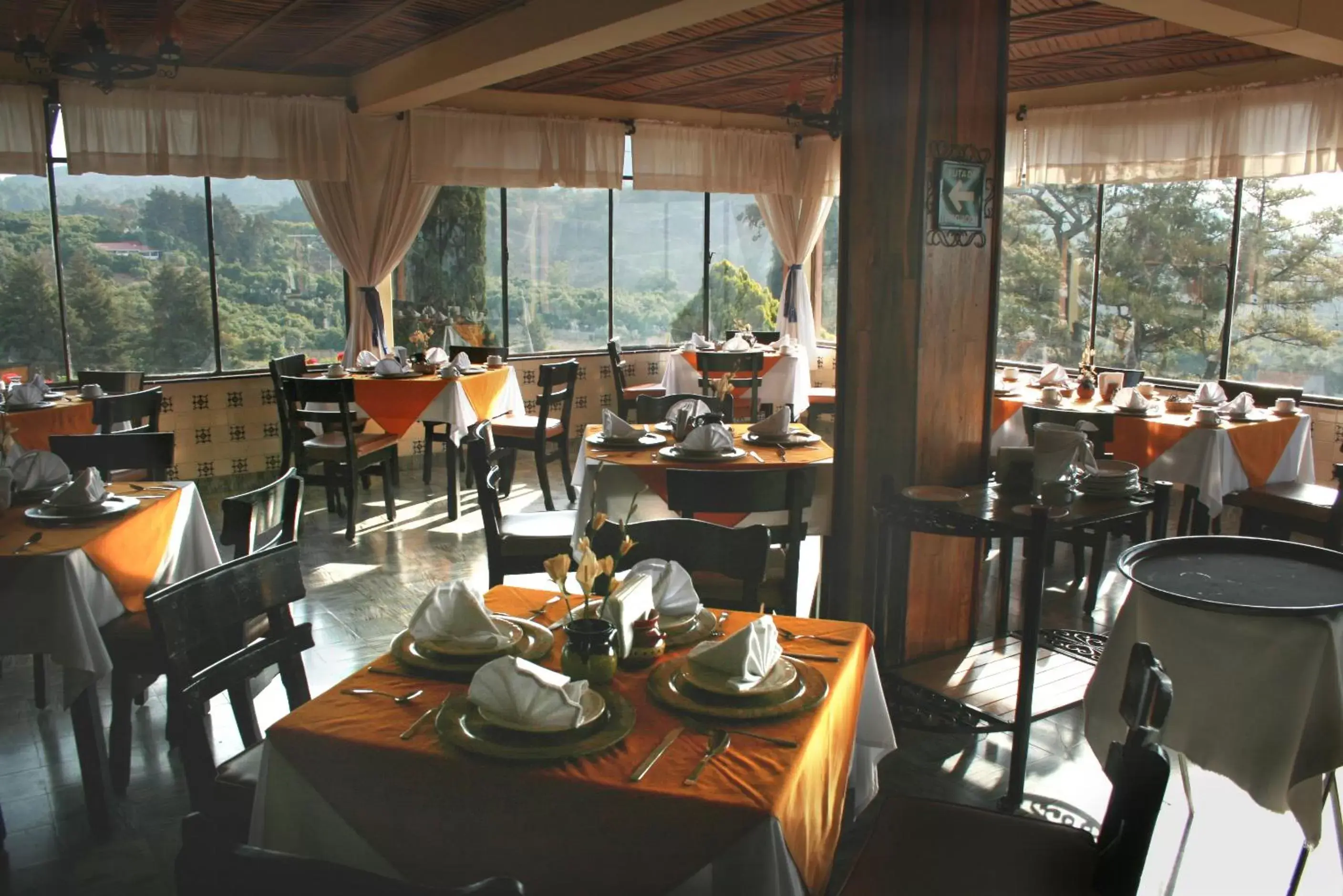 Restaurant/Places to Eat in Hotel Pie de la Sierra