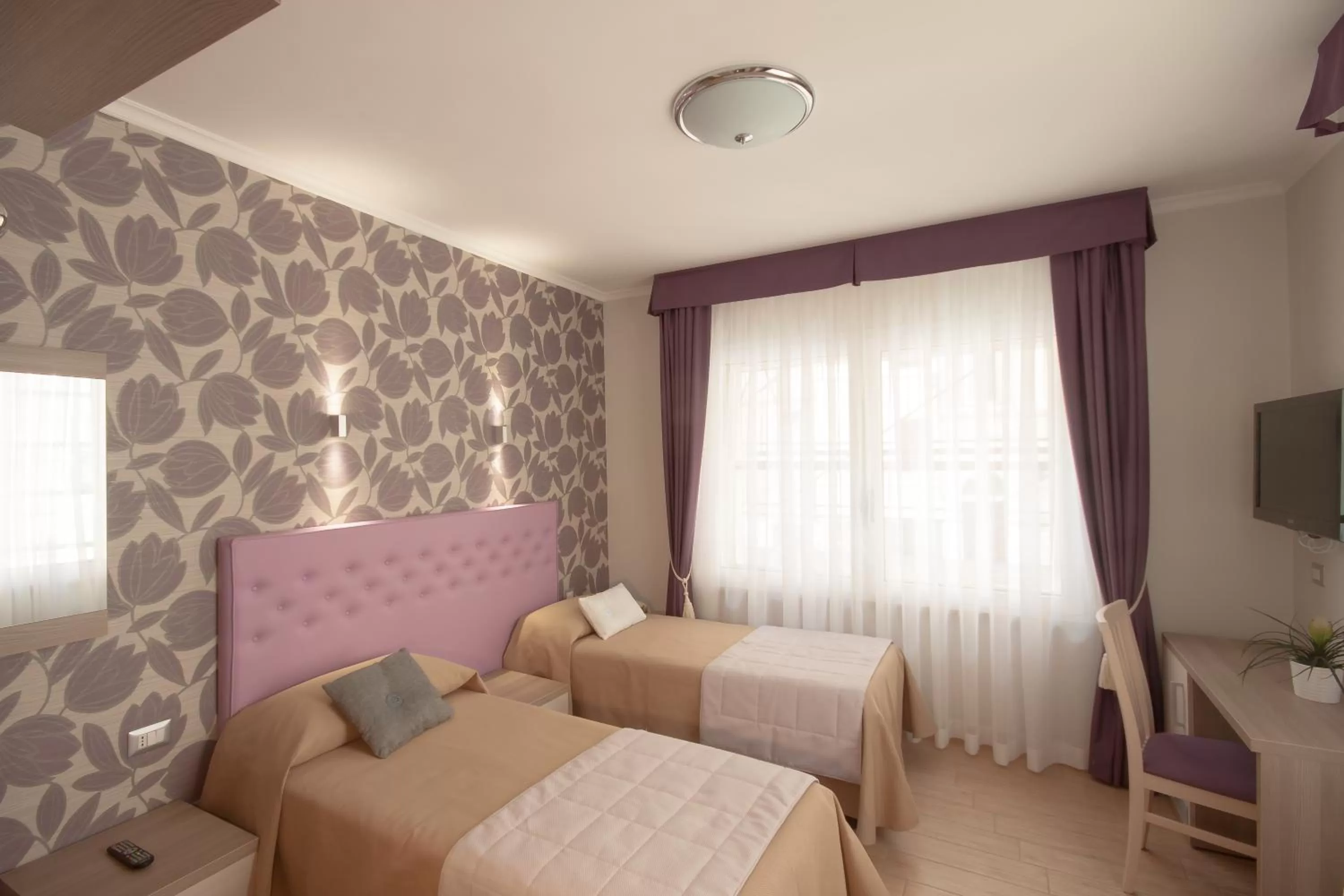 Photo of the whole room, Bed in Rome Kings Suite