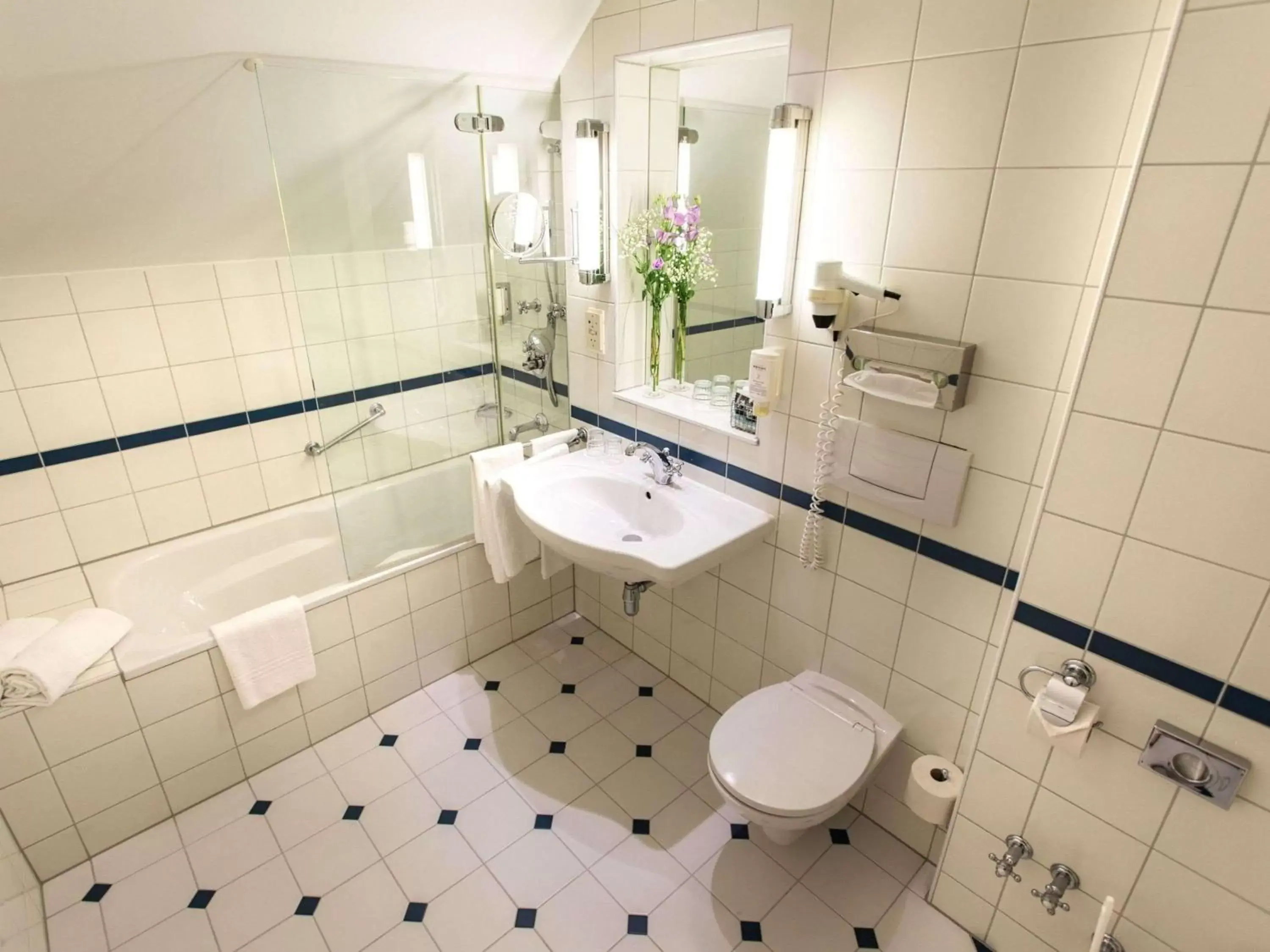 Photo of the whole room, Bathroom in Mercure Grand Hotel Biedermeier Wien