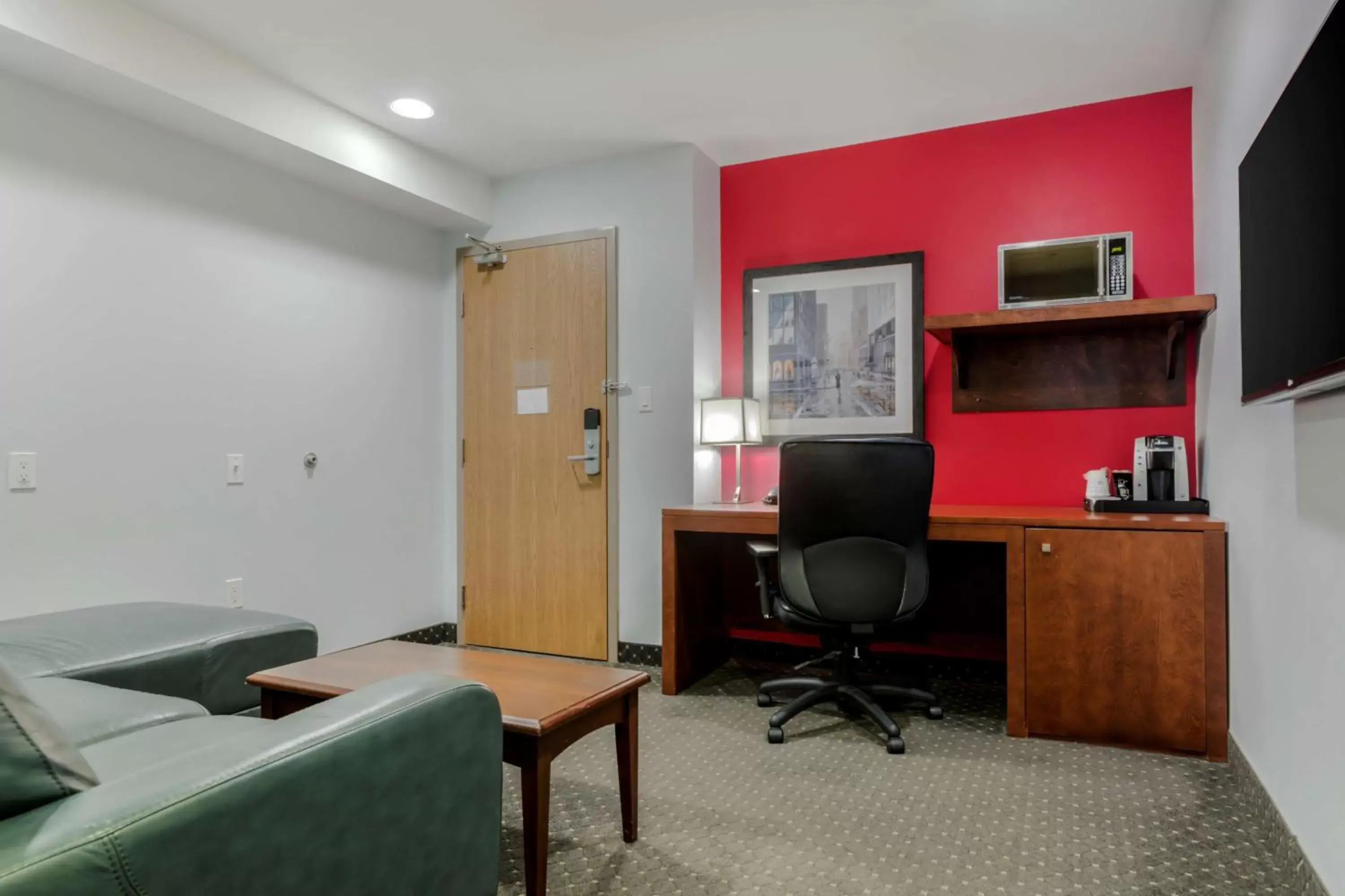 Bedroom, TV/Entertainment Center in Best Western Plus Woodstock Hotel Conference Centre