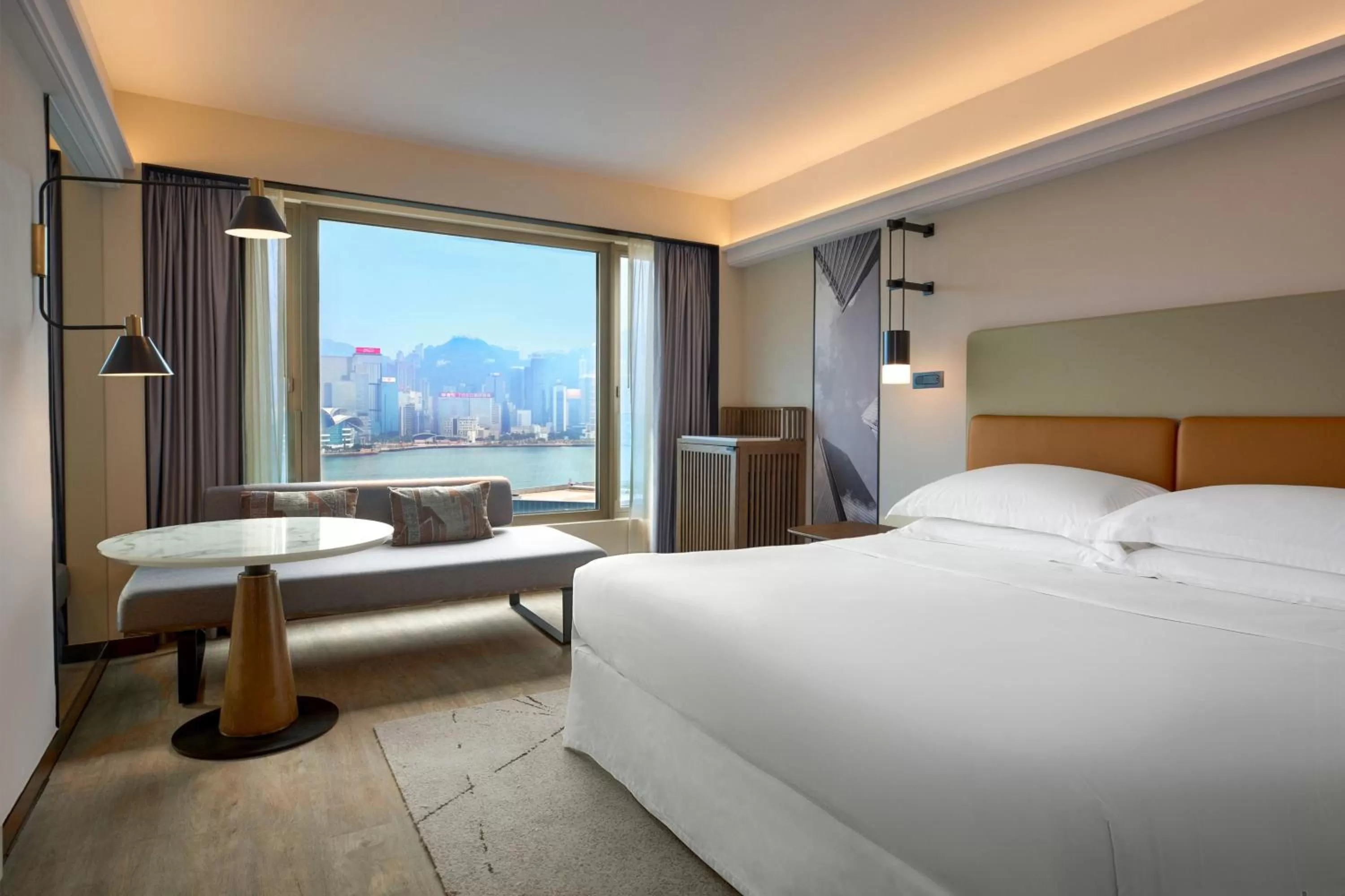 Photo of the whole room, Bed in Sheraton Hong Kong Hotel & Towers