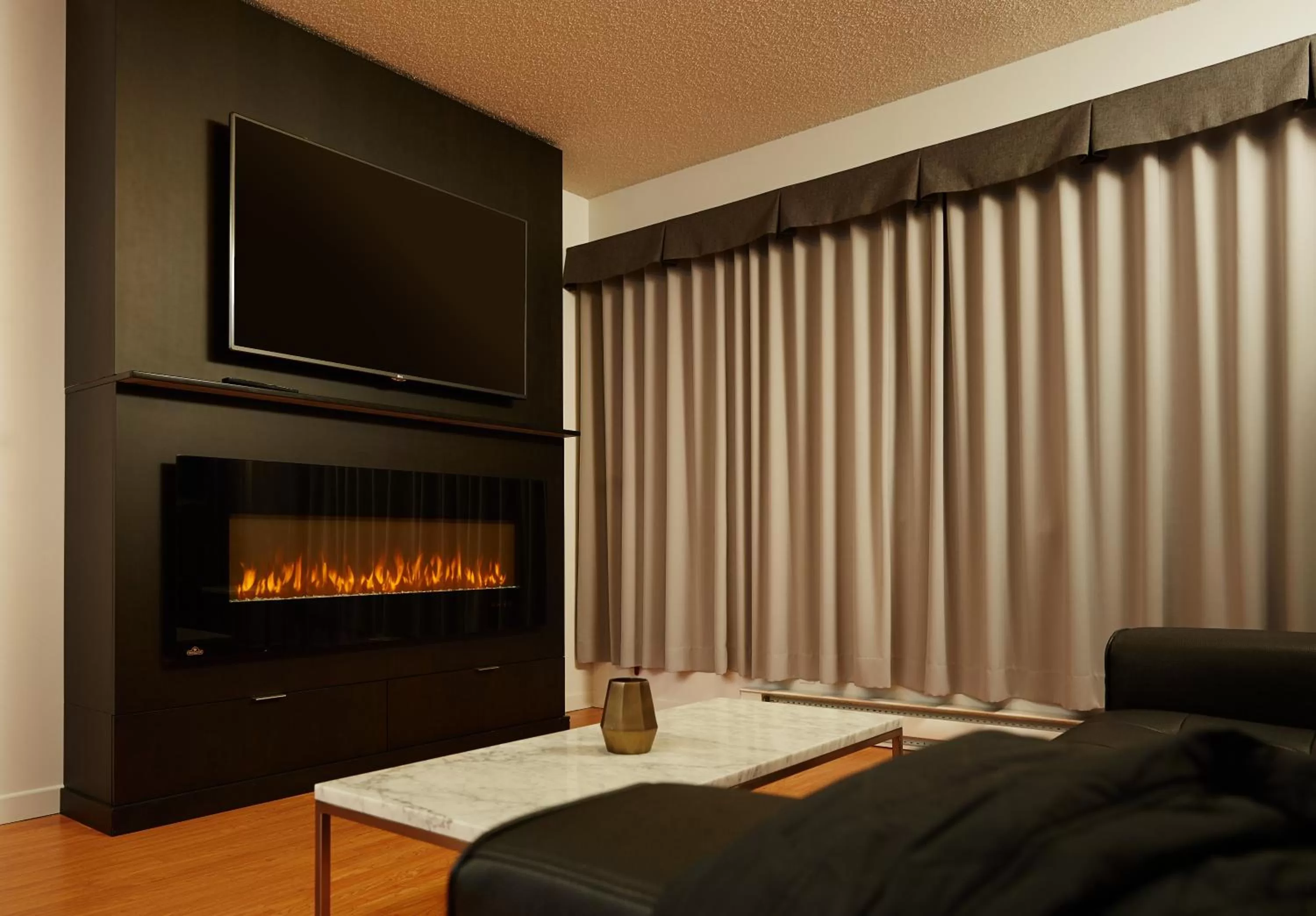 Living room, Bed in Le Dauphin Montréal-Longueuil