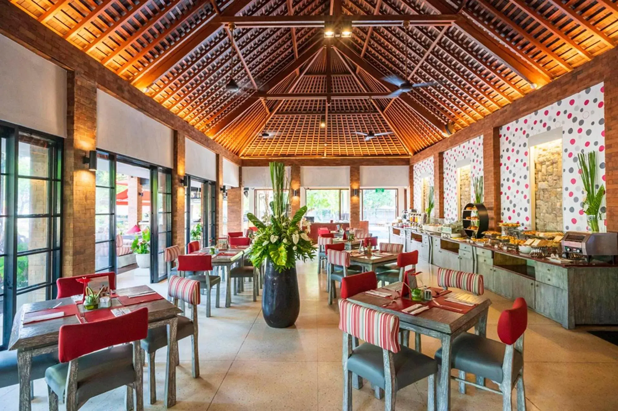 Restaurant/Places to Eat in Kuta Seaview Boutique Resort