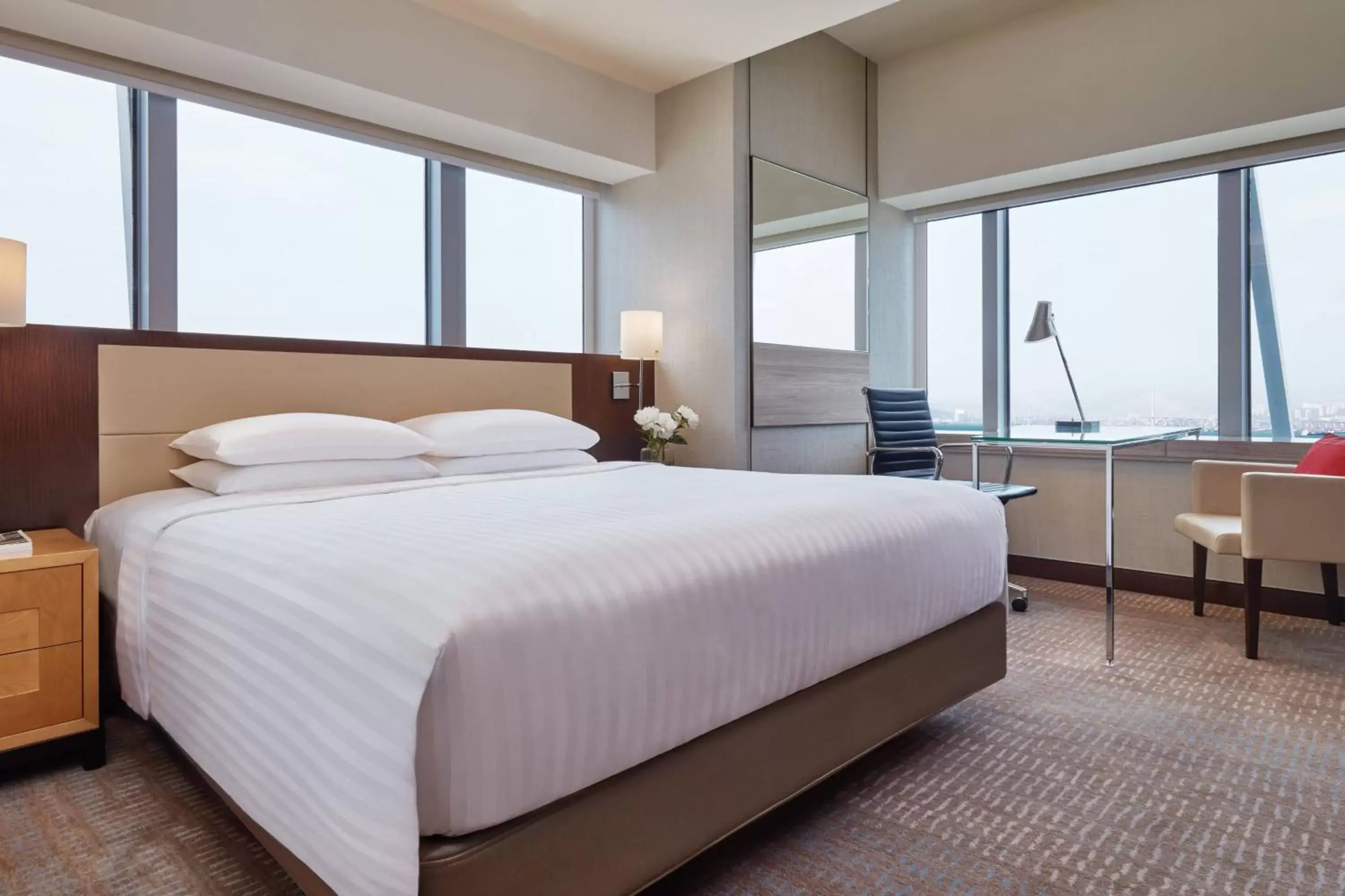 Photo of the whole room, Bed in Courtyard by Marriott Hong Kong