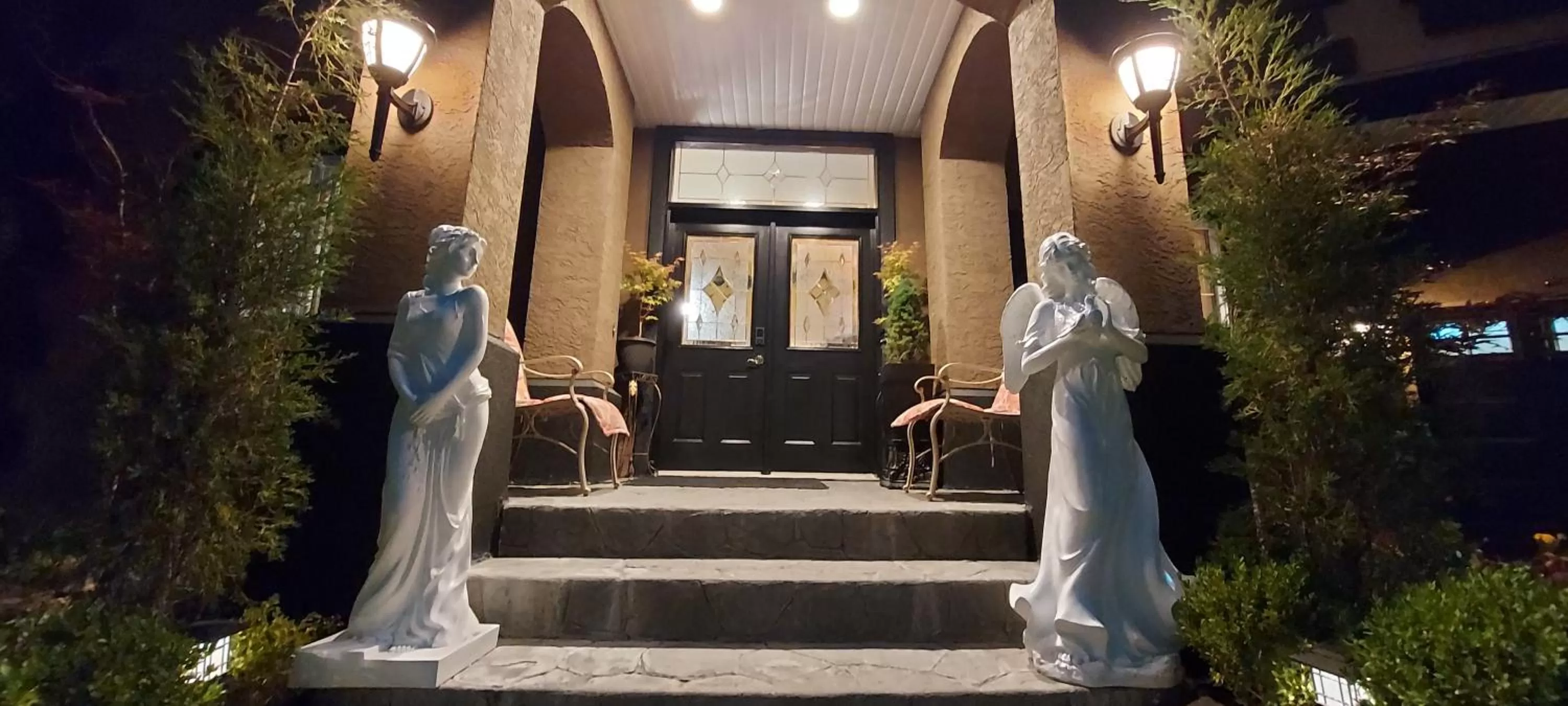 Property building in Summer Express Kelowna B&B - Villa Bellissimo Fran-Talia