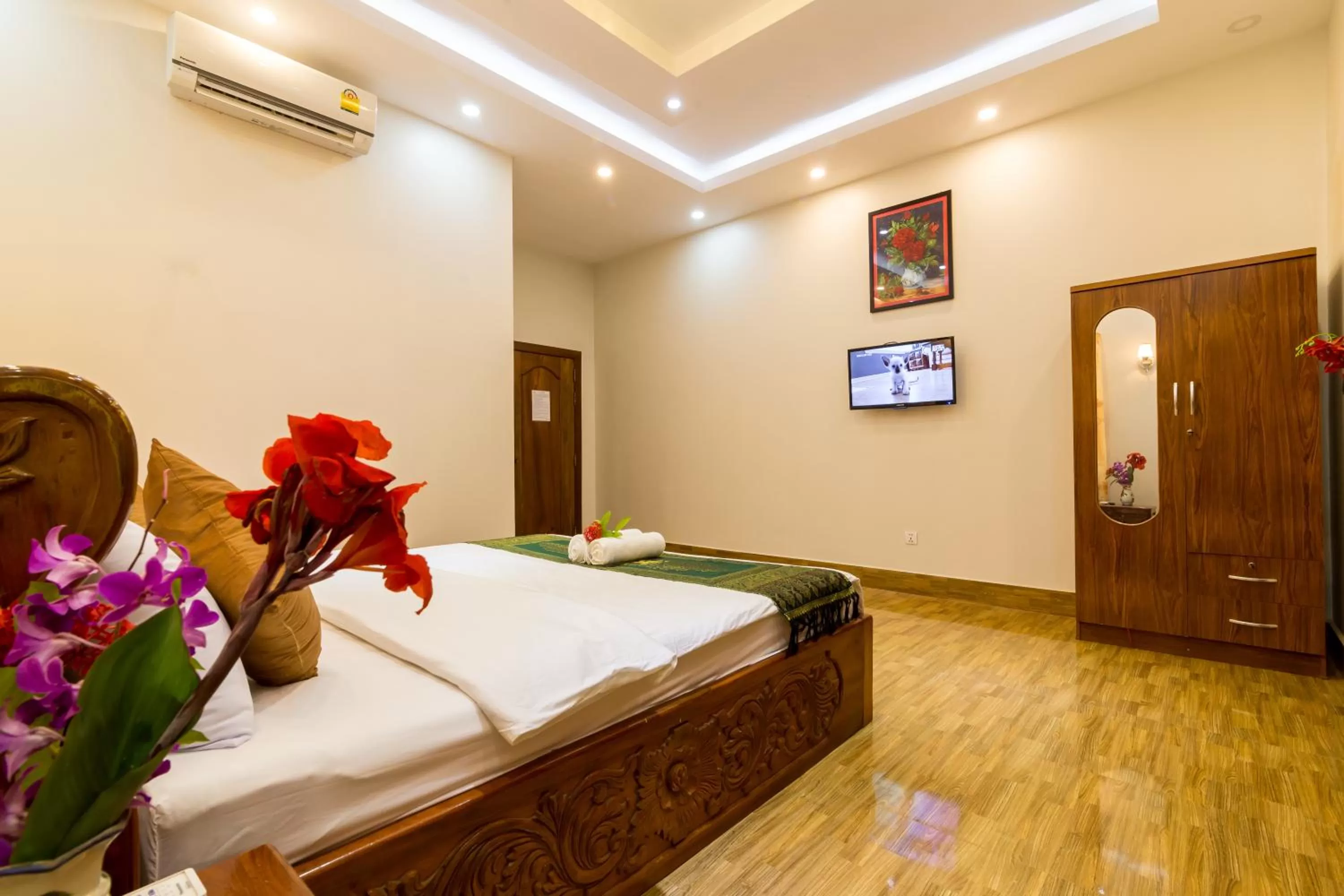 Photo of the whole room, Bed in Aniza Angkor Villa