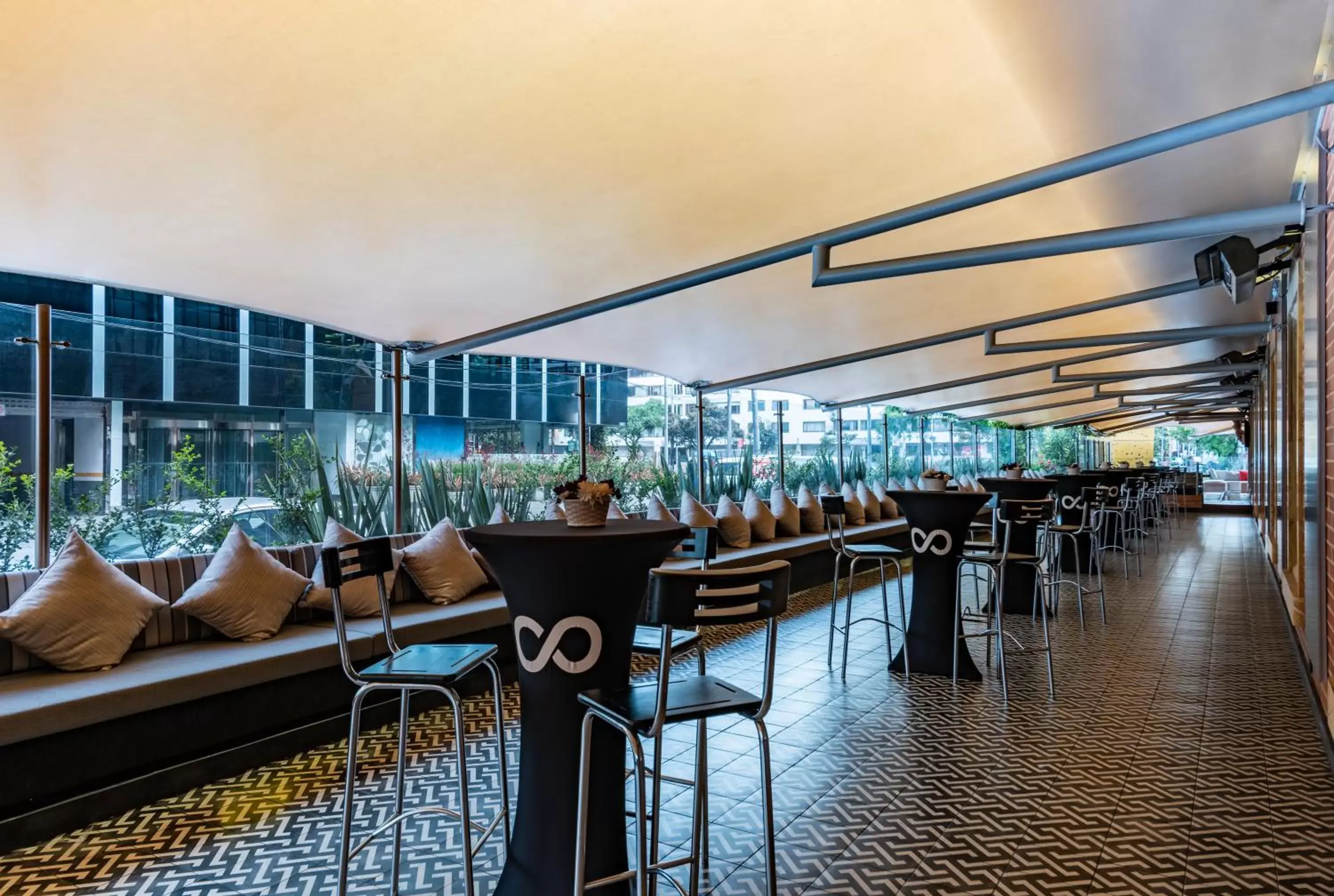 Dining area, Lounge/Bar in Cosmos 100 Hotel & Centro de Convenciones - Hoteles Cosmos