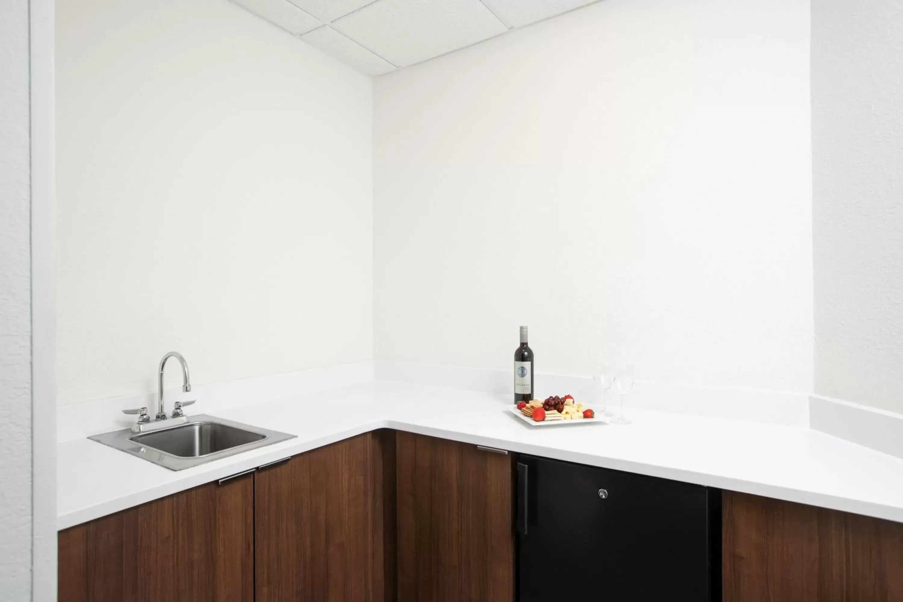 Meeting/conference room, Kitchen/Kitchenette in Holiday Inn Charleston-Riverview, an IHG Hotel