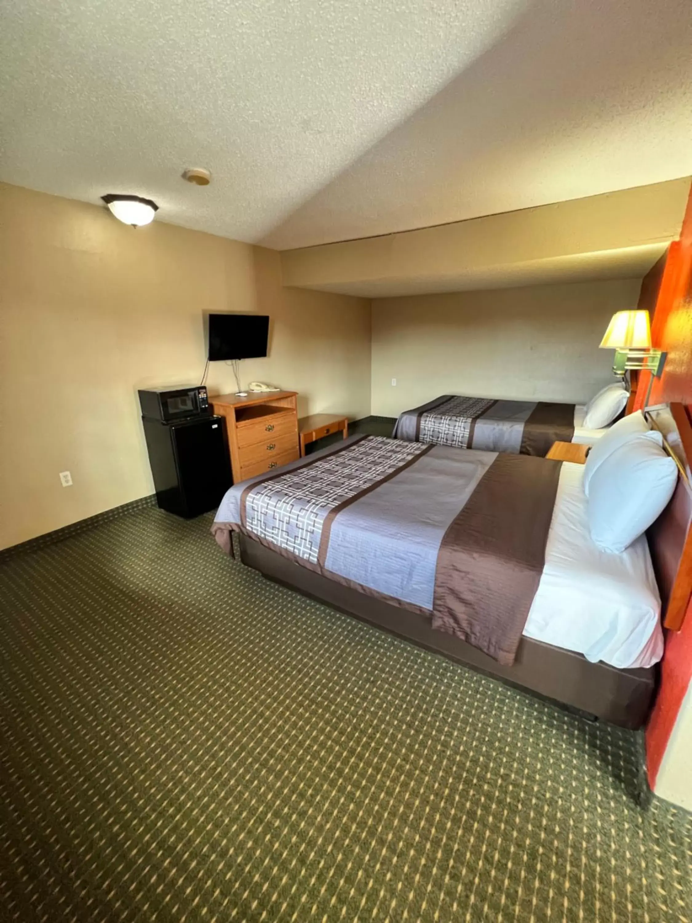TV and multimedia, Bed in Continental Inn and Suites