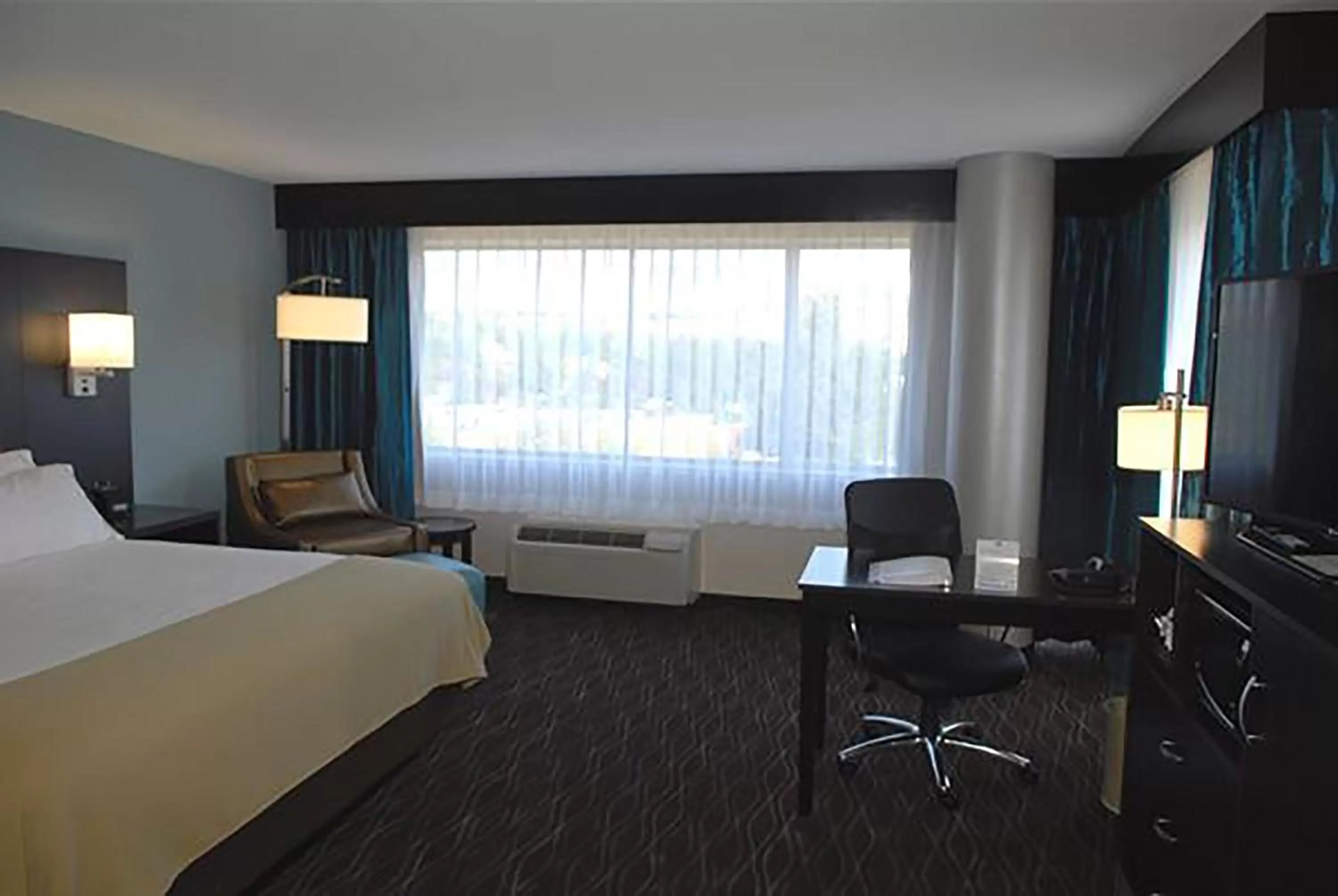 Photo of the whole room, Bed in Holiday Inn Express Boise Downtown by IHG