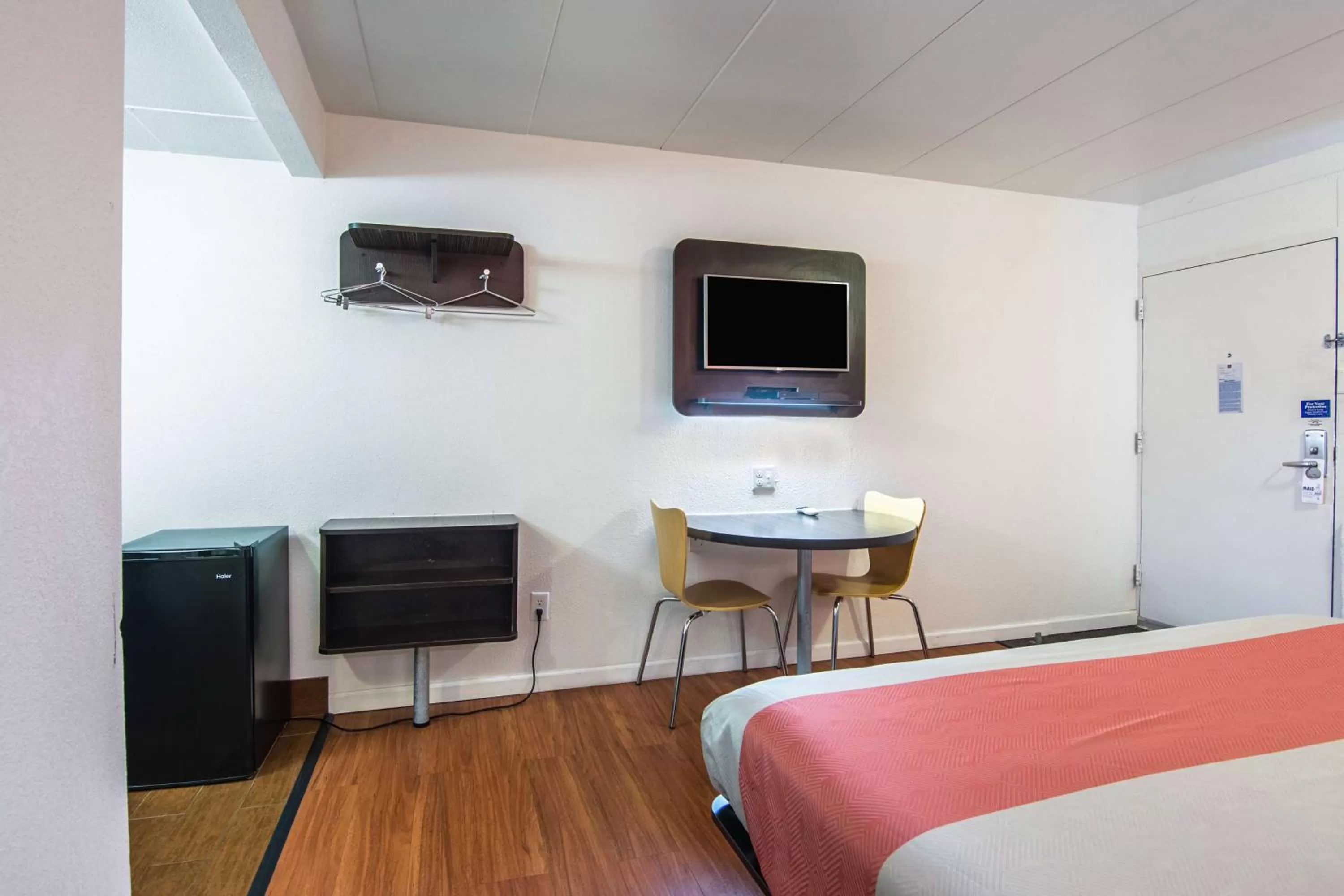 Photo of the whole room, Bed in Motel 6-Glassboro, NJ - Rowan University