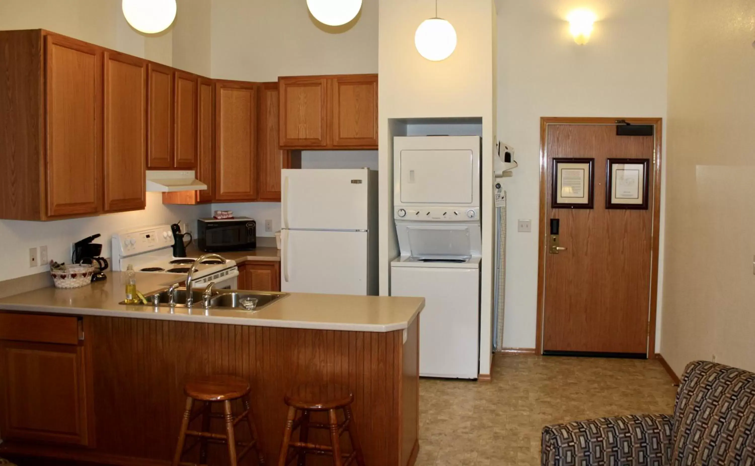 Kitchen or kitchenette, Kitchen/Kitchenette in Juneau Hotel