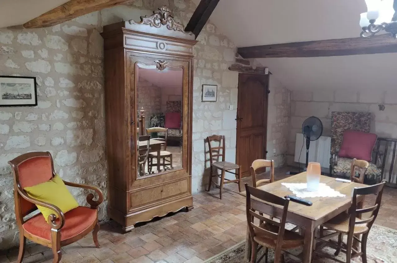 Dining Area in Chez Florence et Sylvain de Loudun