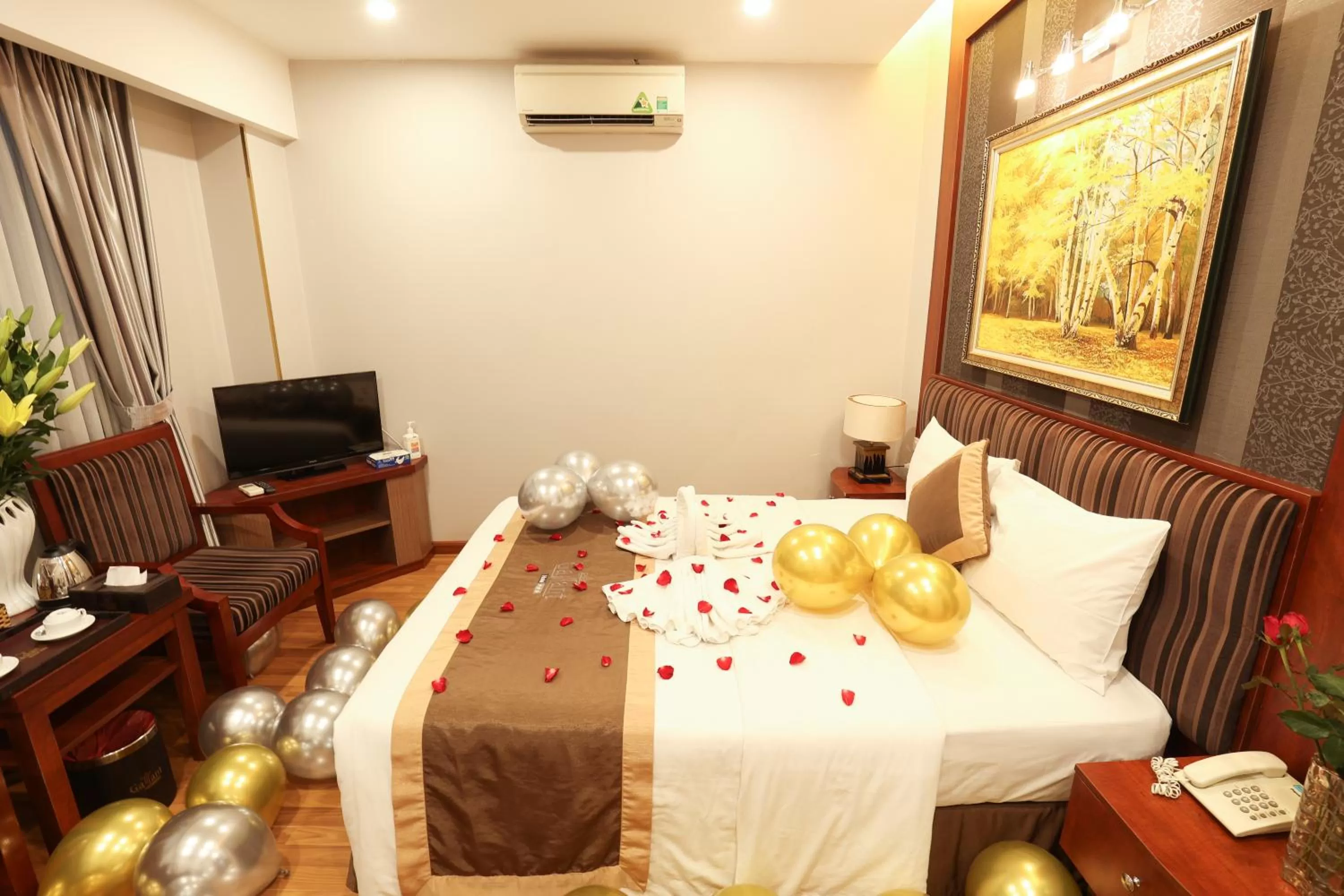 Communal lounge/ TV room, Bed in Gallant Hotel