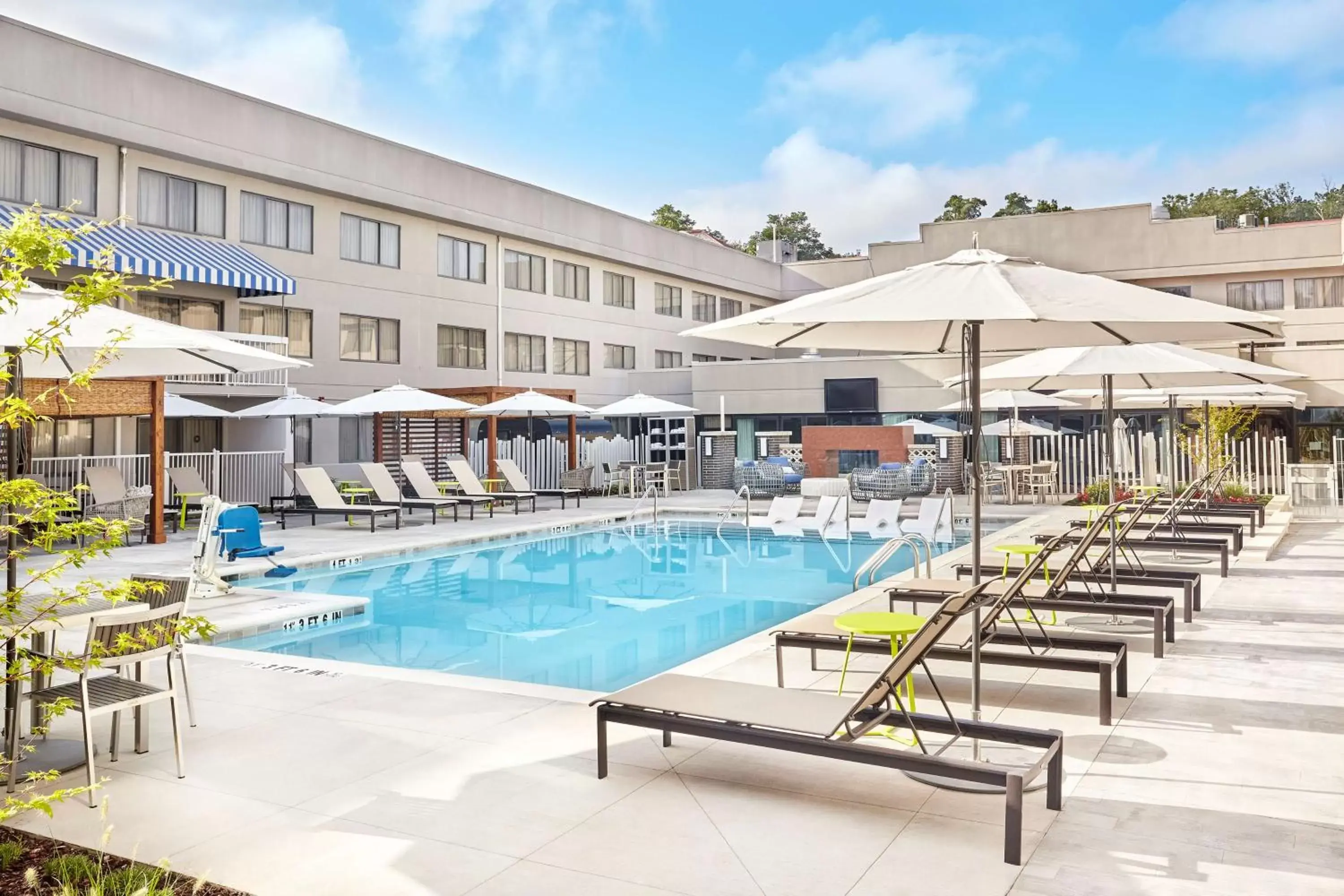 Swimming Pool in DoubleTree Suites by Hilton Nashville Airport