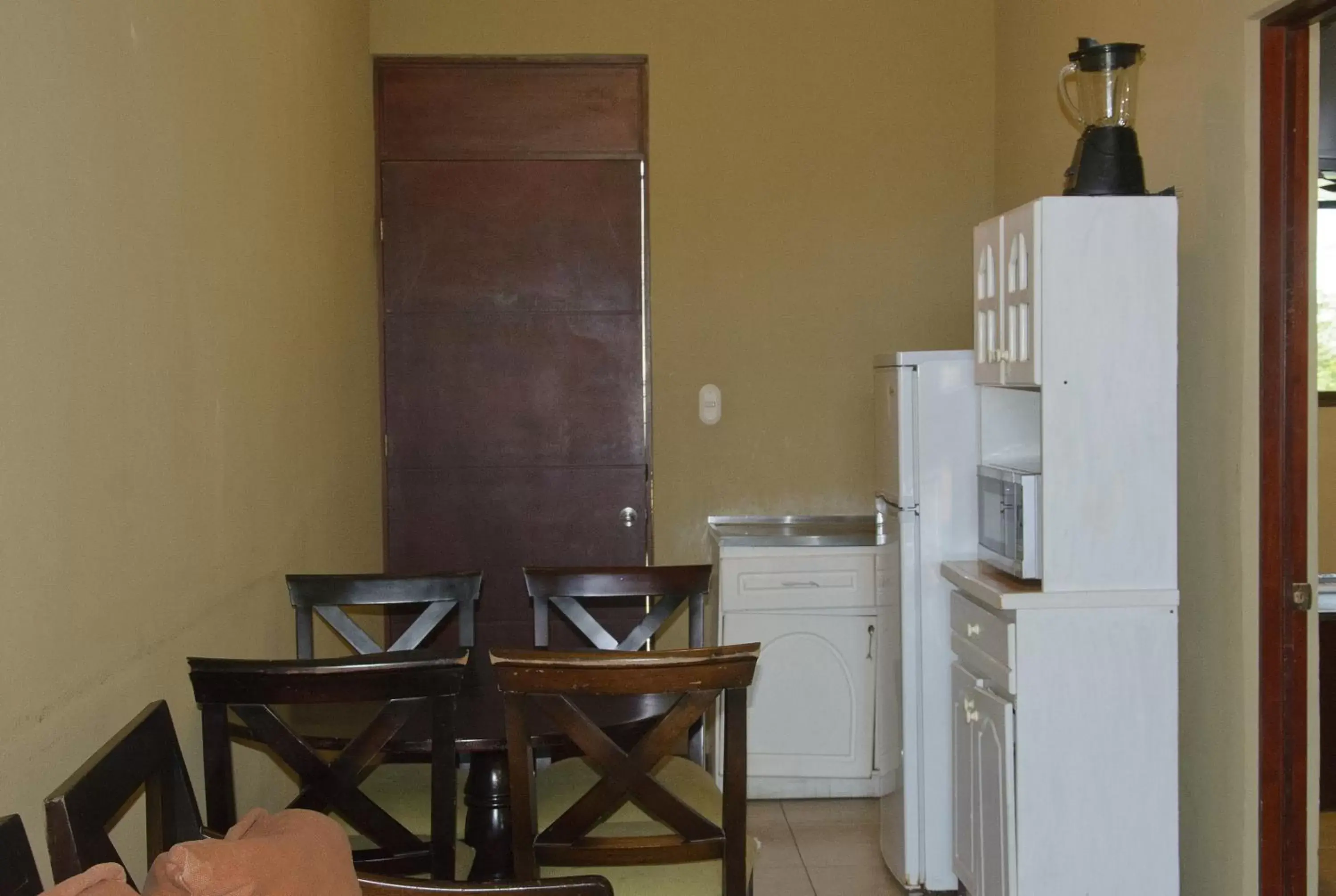 Kitchen or kitchenette, Dining Area in Balcon del Mar Beach Front Hotel