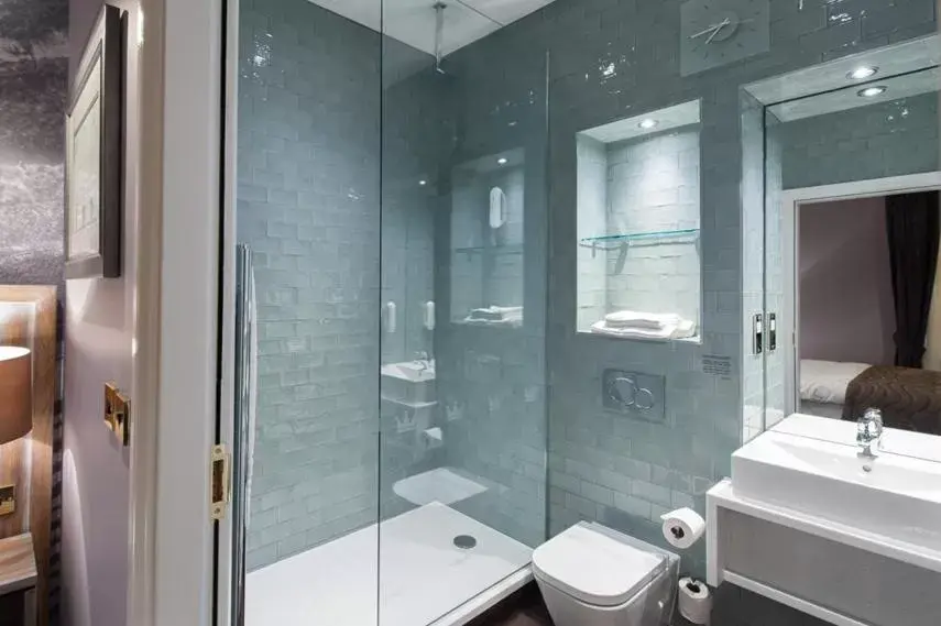 Shower, Bathroom in The Saxon Crown Wetherspoon