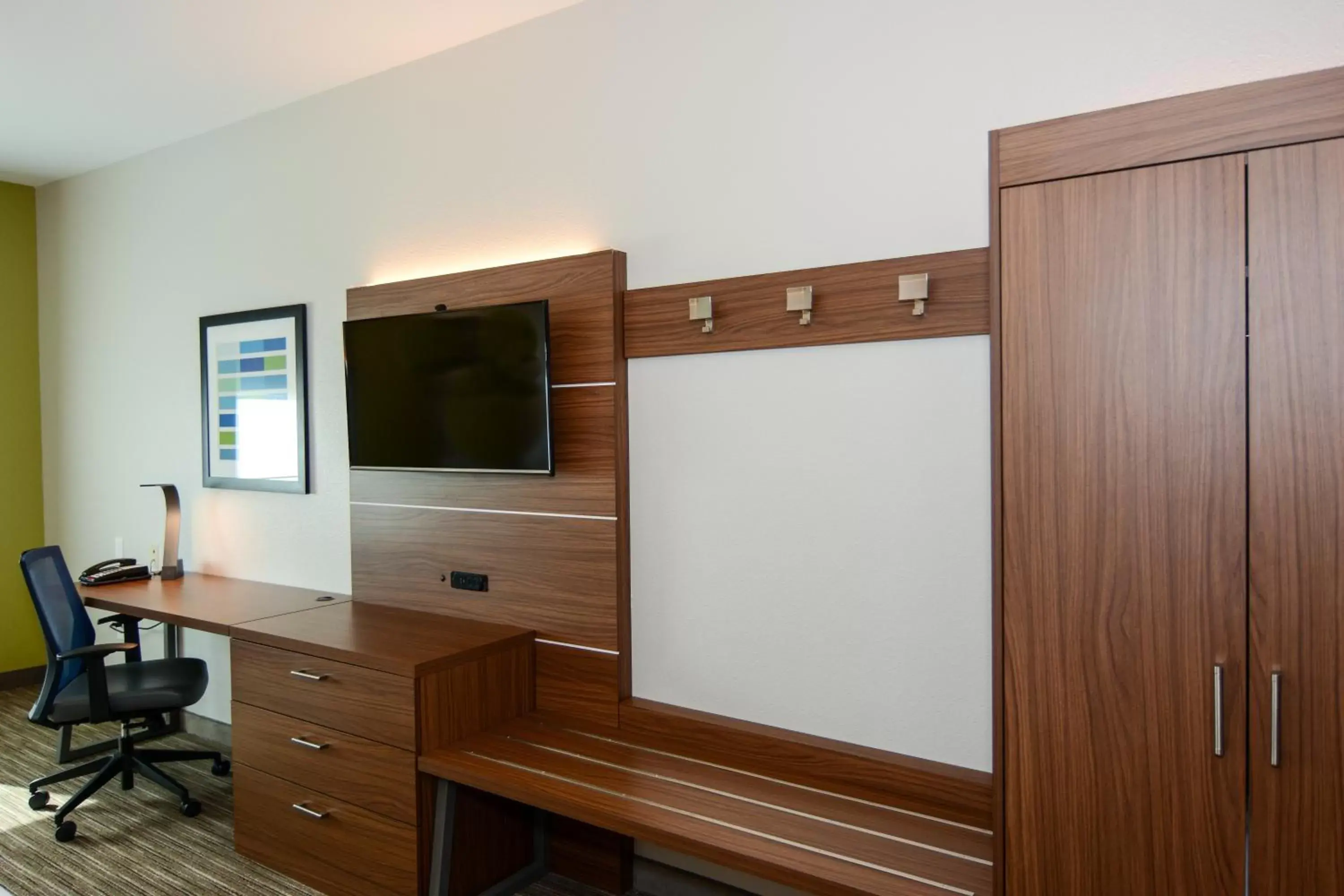 Photo of the whole room, TV/Entertainment Center in Holiday Inn Express Hotel & Suites New Boston, an IHG Hotel