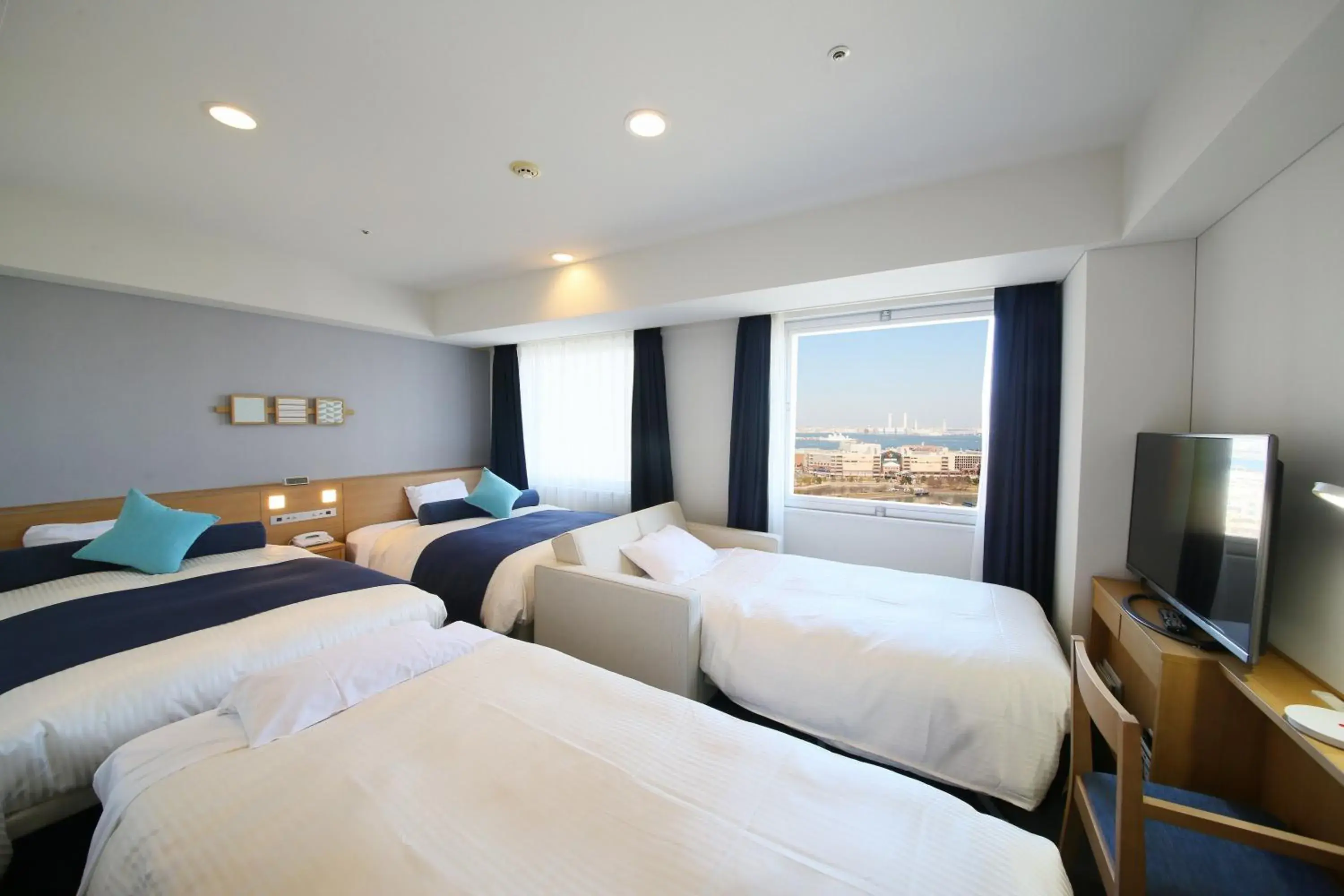 Photo of the whole room, Bed in Yokohama Sakuragicho Washington Hotel