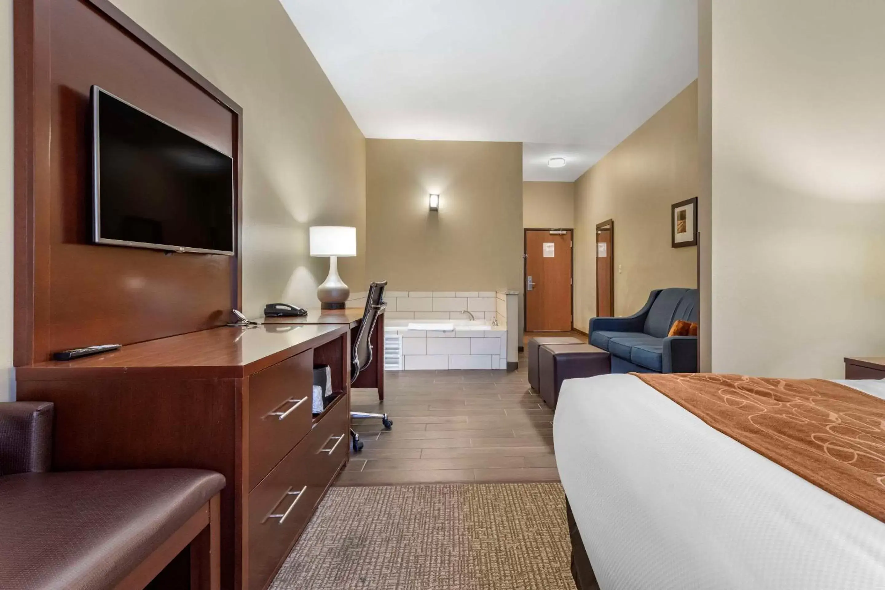 Bedroom, TV/Entertainment Center in Comfort Suites Bridgeport - Clarksburg