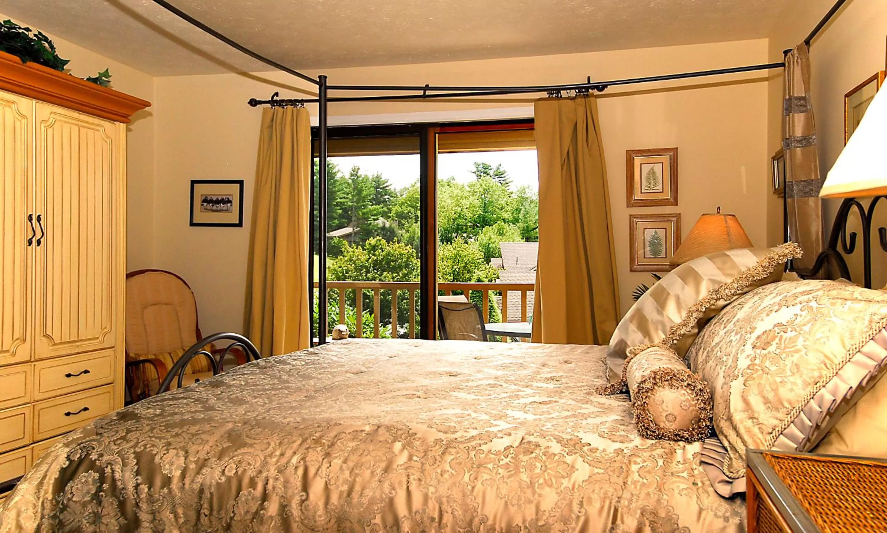 Bedroom, Bed in Chetola Resort Condominiums