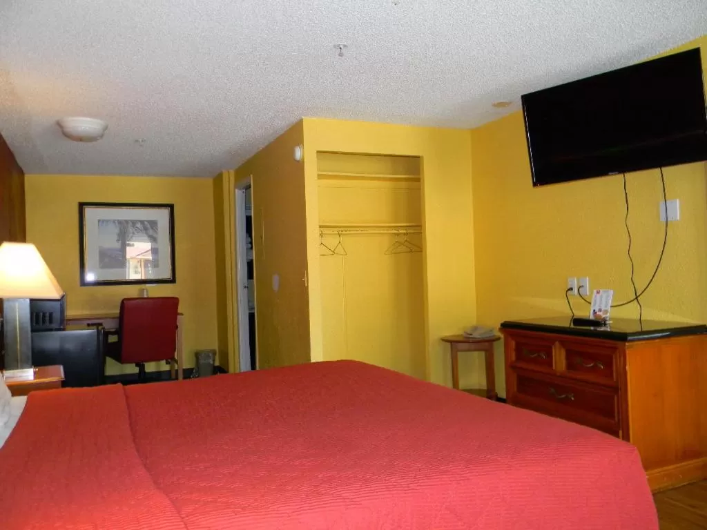 Photo of the whole room, TV/Entertainment Center in SleepWell Stockbridge