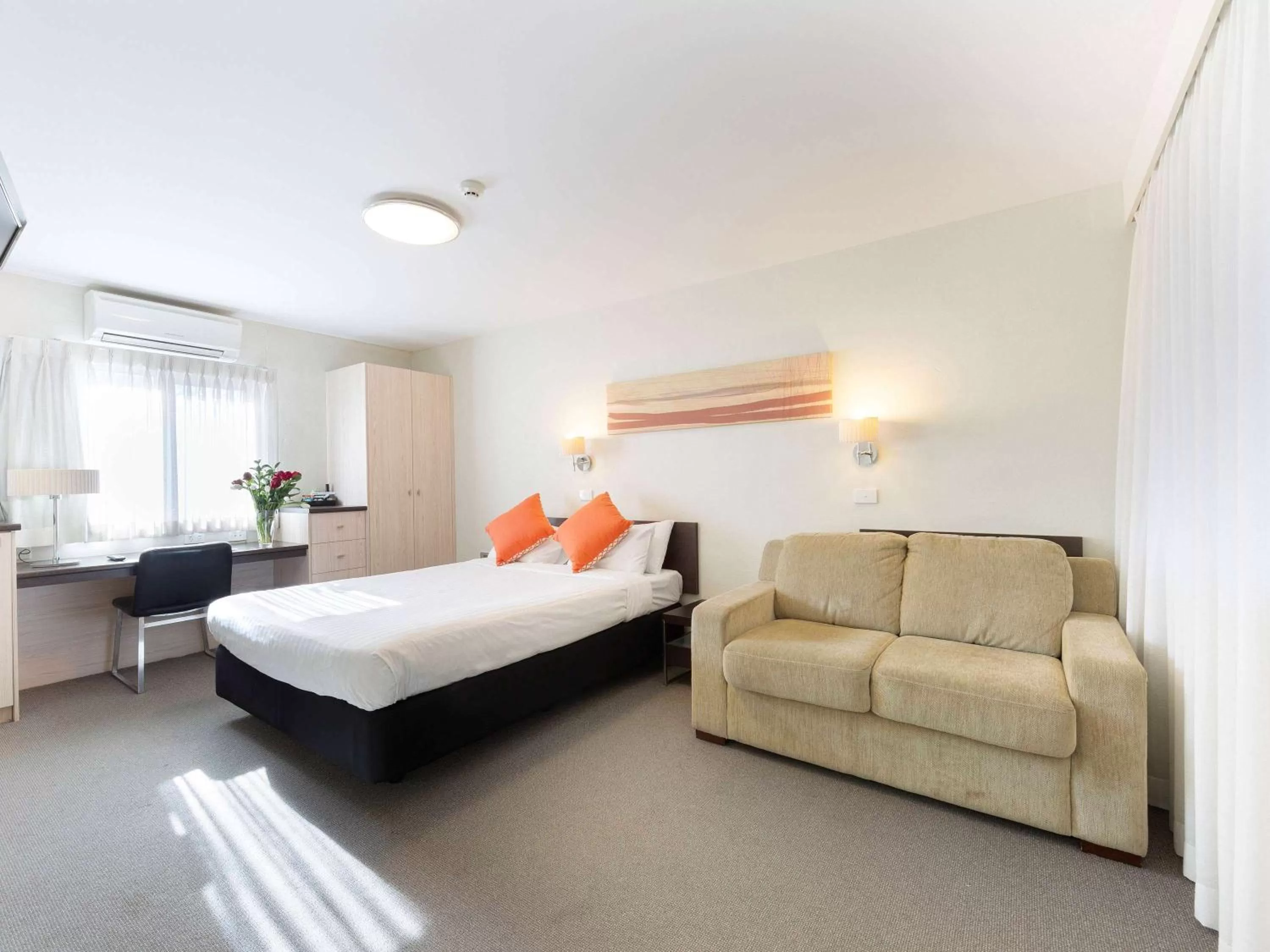 Photo of the whole room, Bed in ibis Styles Canberra Tall Trees