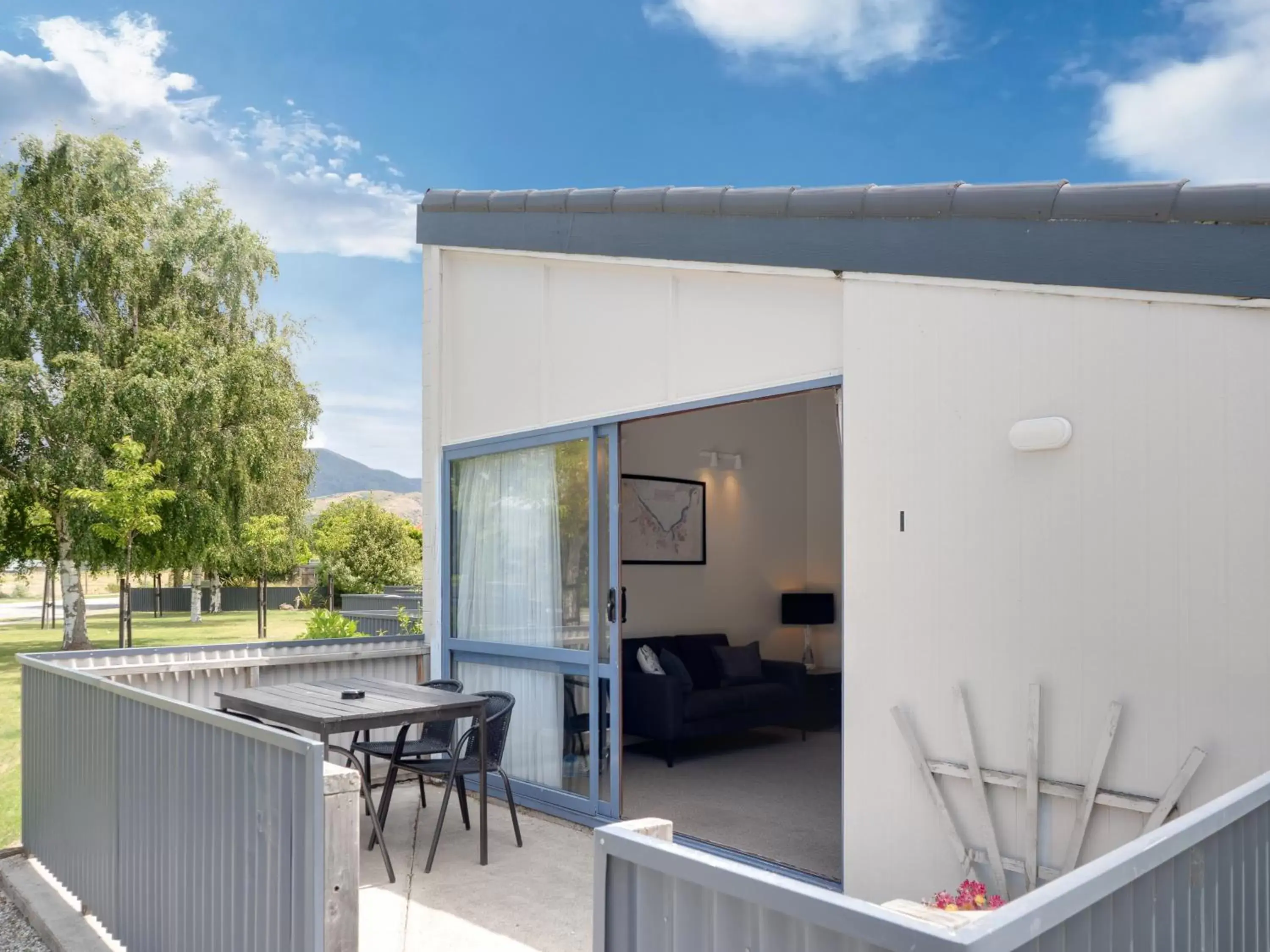 Patio, Kitchen/Kitchenette in Anderson Park Motel