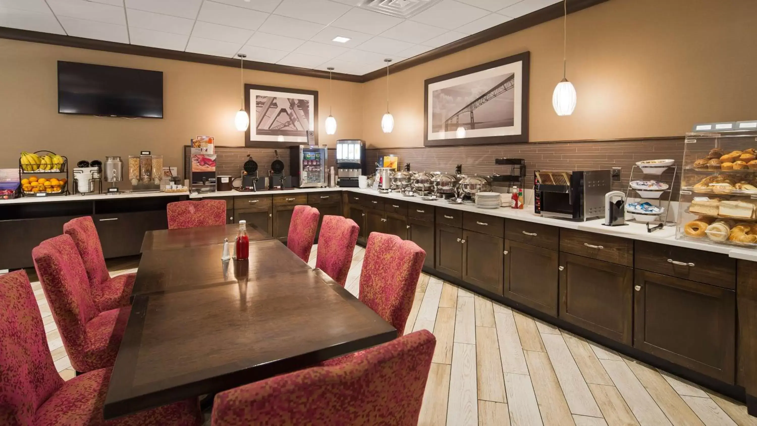 Restaurant/Places to Eat in Best Western Plus Kingston Hotel and Conference Center