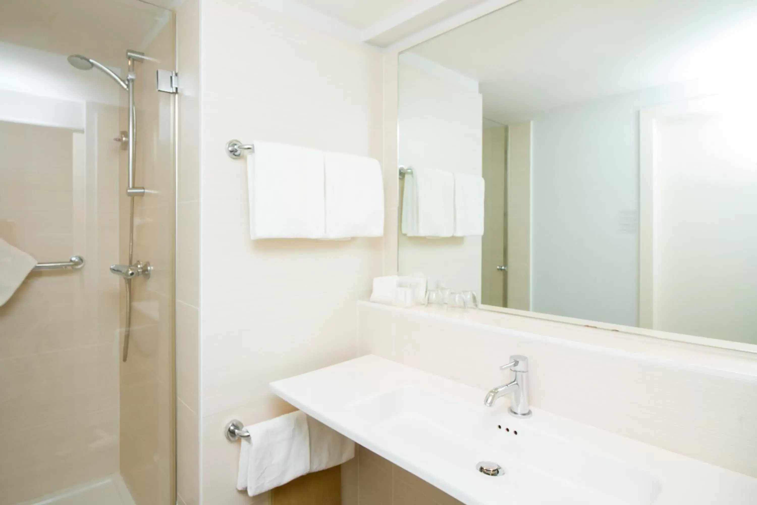 Bathroom in Hotel Aazaert by WP Hotels