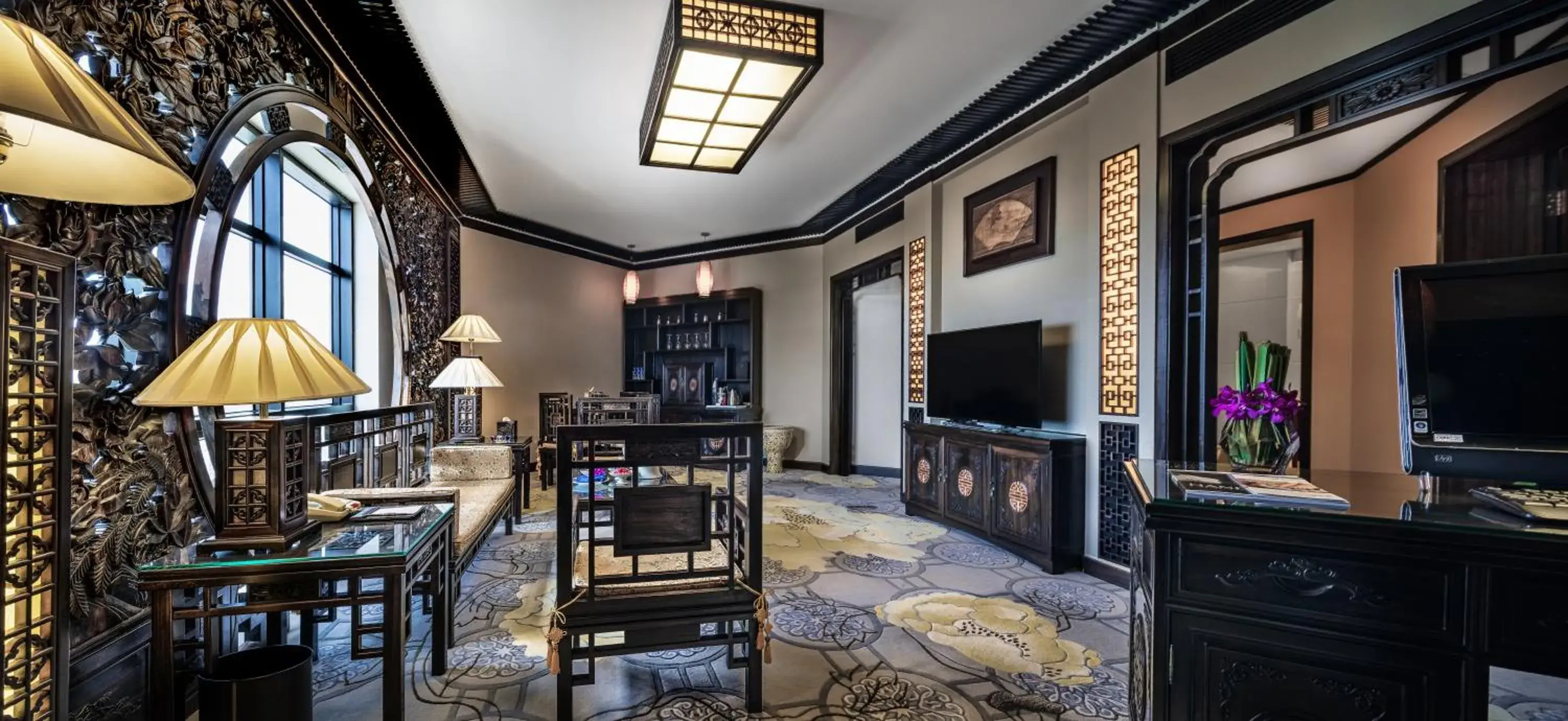 Communal lounge/ TV room in Zhongwei Green Lake Hotel Kunming