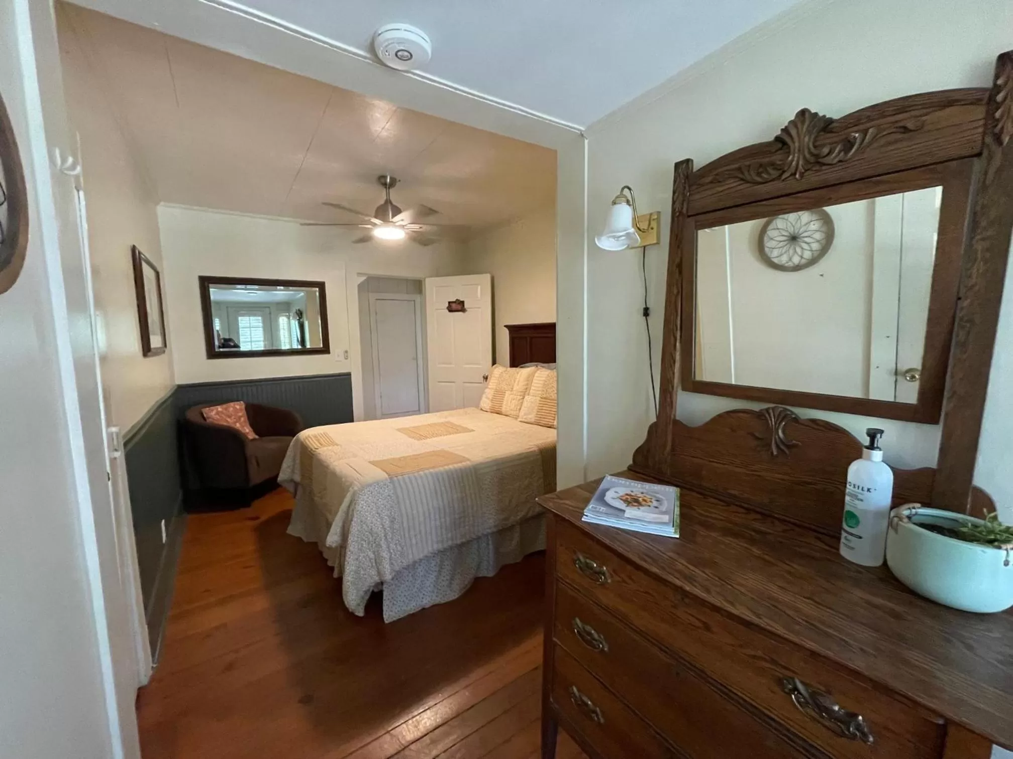 Photo of the whole room, Bed in Folkestone Inn