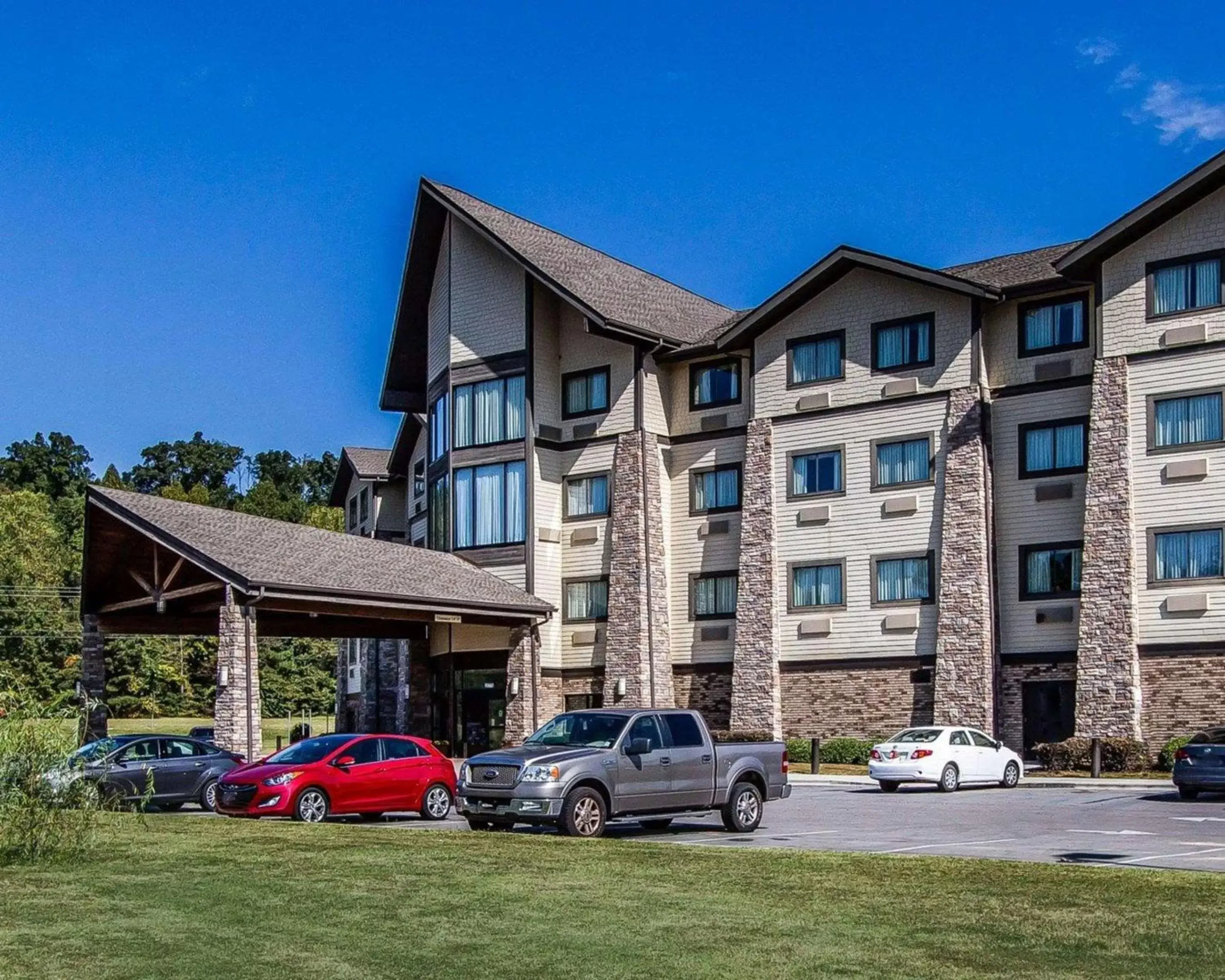 Property Building in Comfort Inn and Suites Near Lake Guntersville