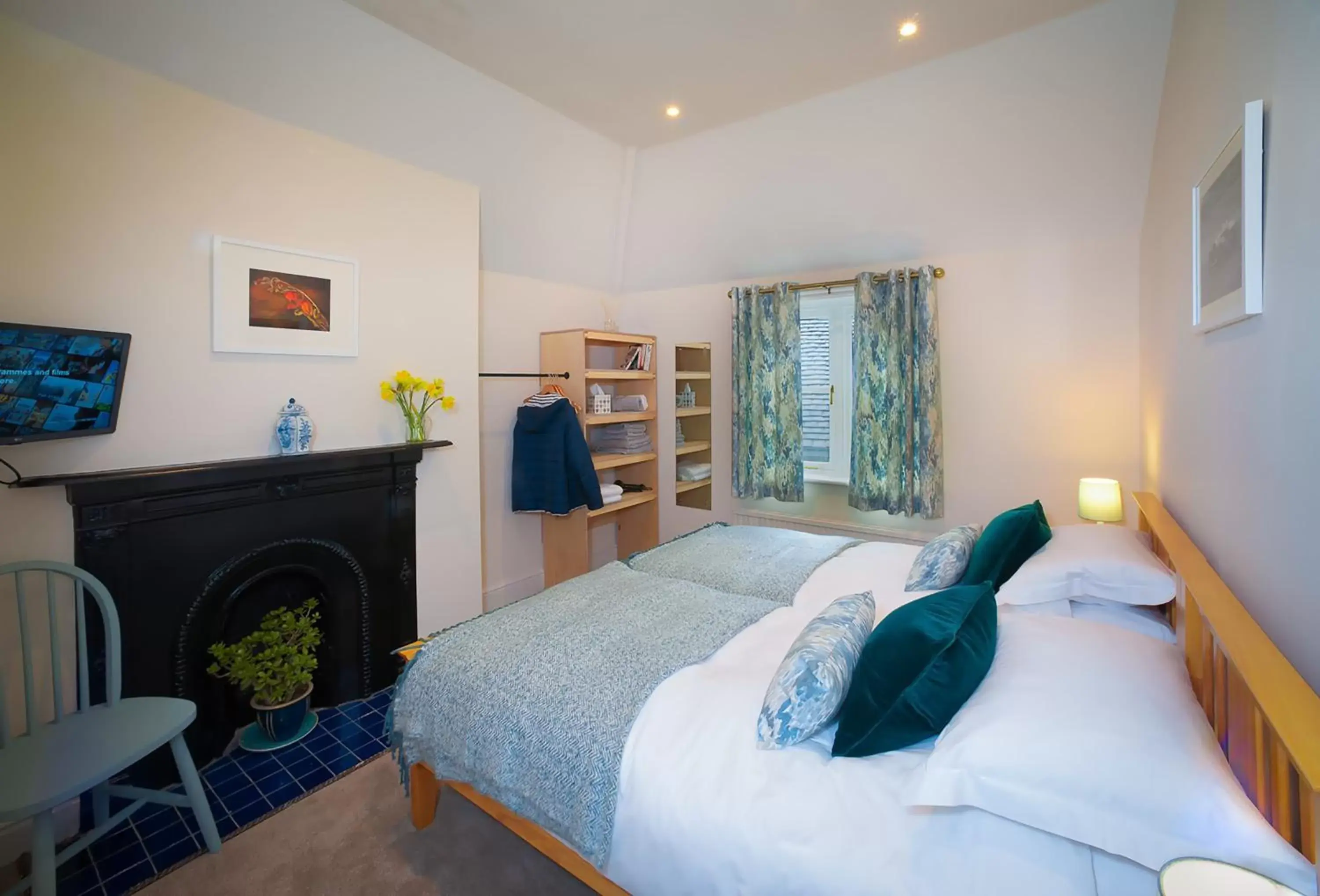 Twin Room with Shower in The Blue Bell Twin Room with Shower in The Blue Bell