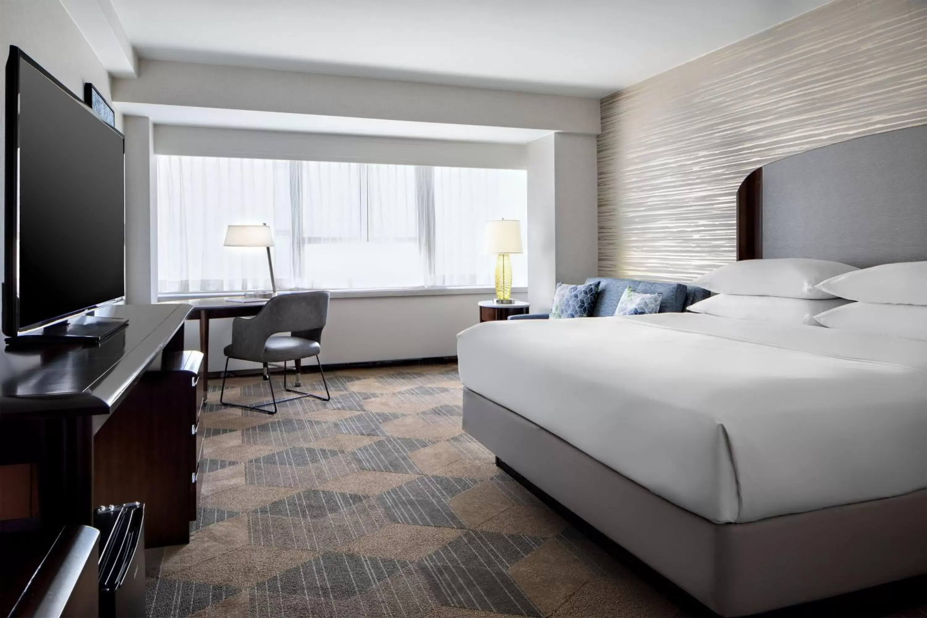 Photo of the whole room, Bed in Sheraton Dallas Hotel