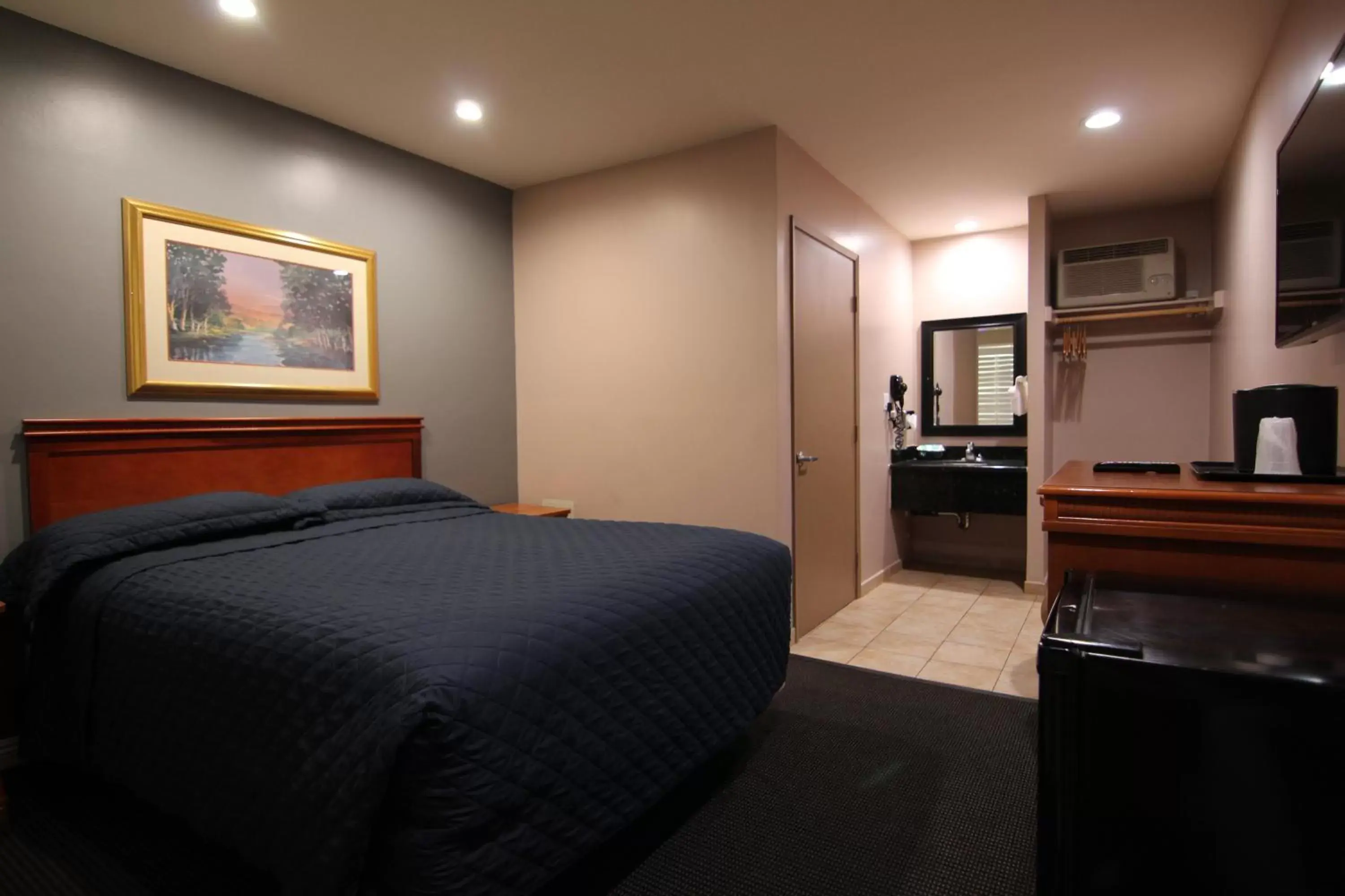 Photo of the whole room, Bed in Dunes Inn - Sunset Photo of the whole room, Bed in Dunes Inn - Sunset