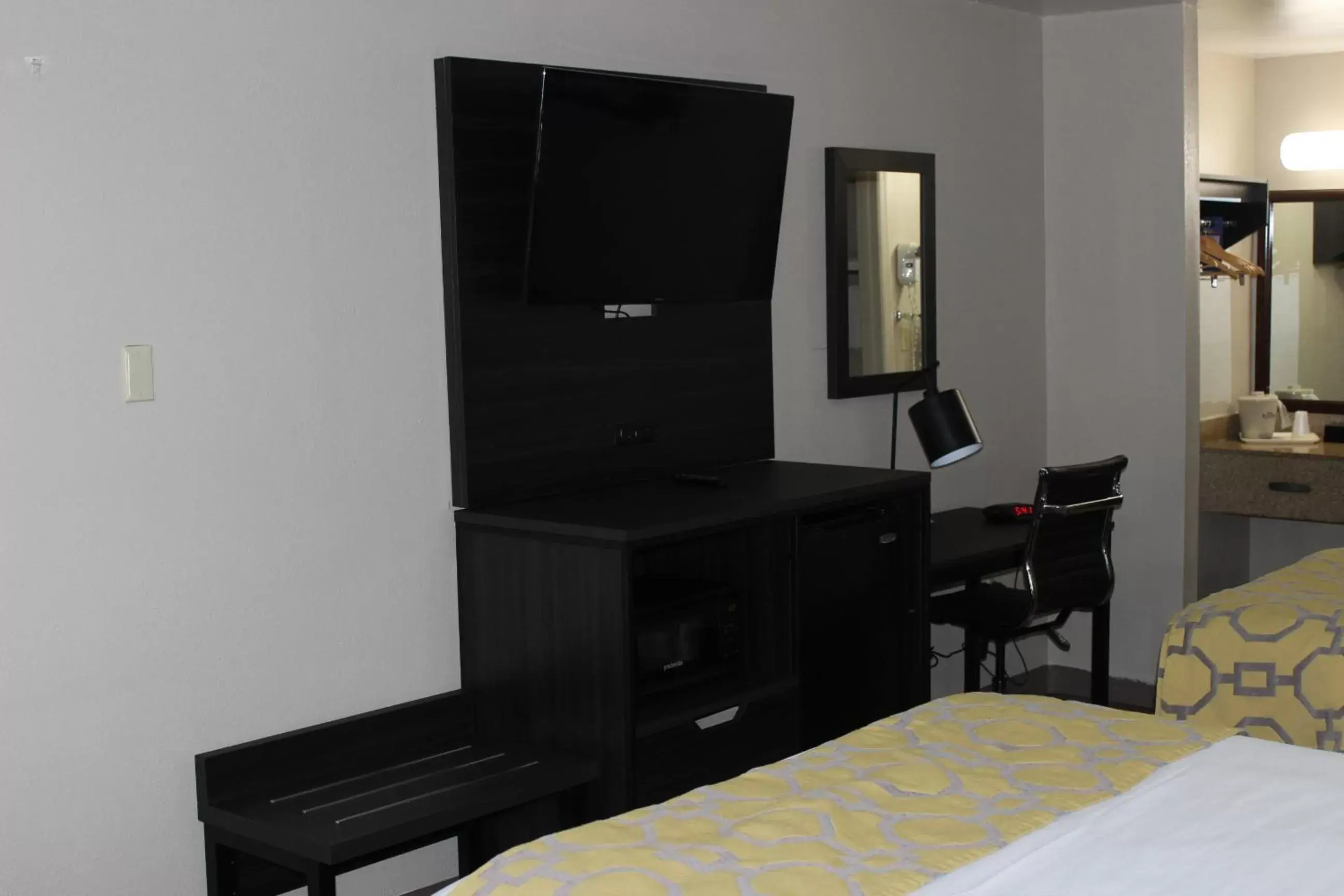 TV/Entertainment Center in Baymont Inn & Suites