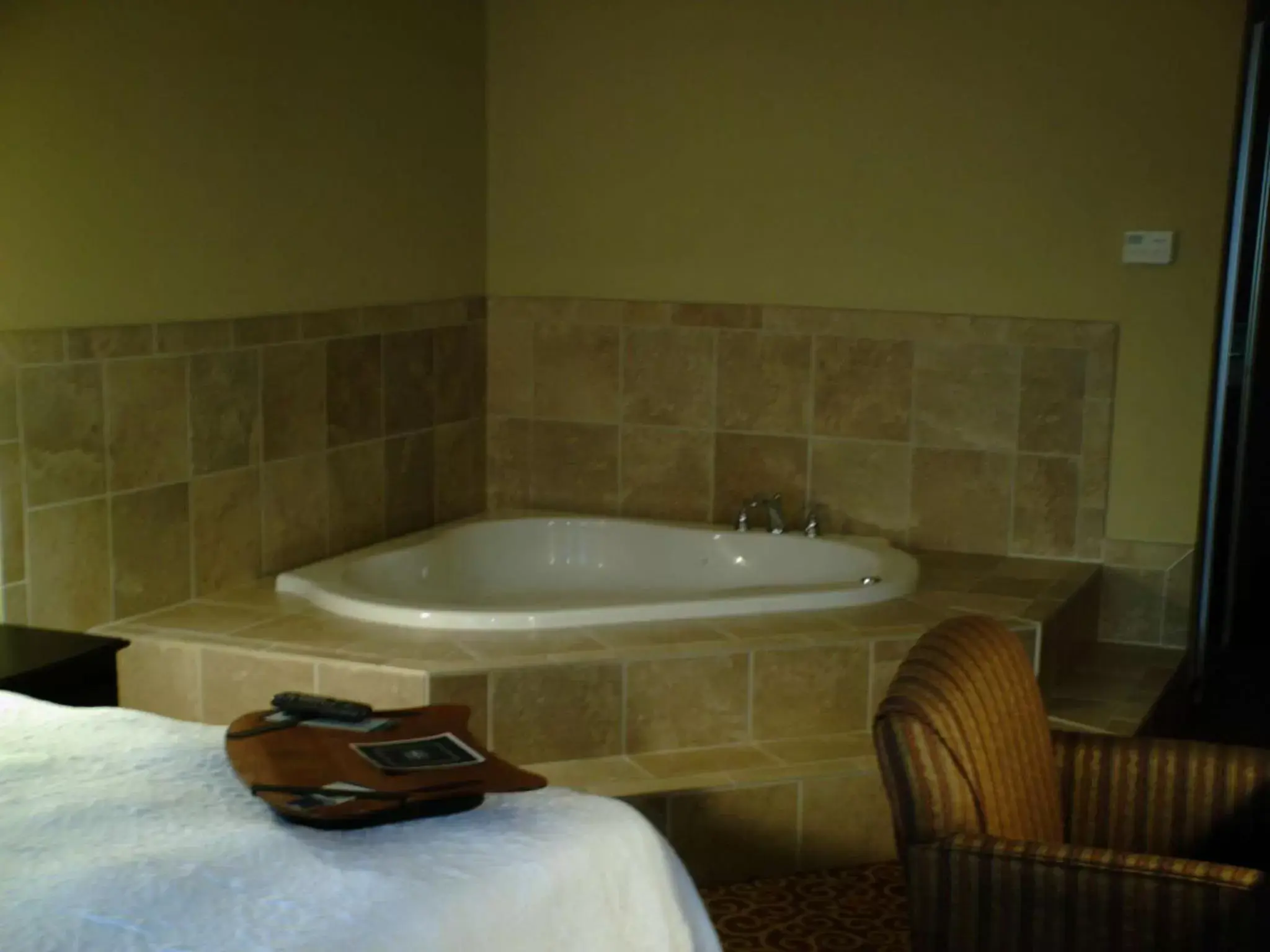 Bed, Bathroom in Hampton Inn Vidalia