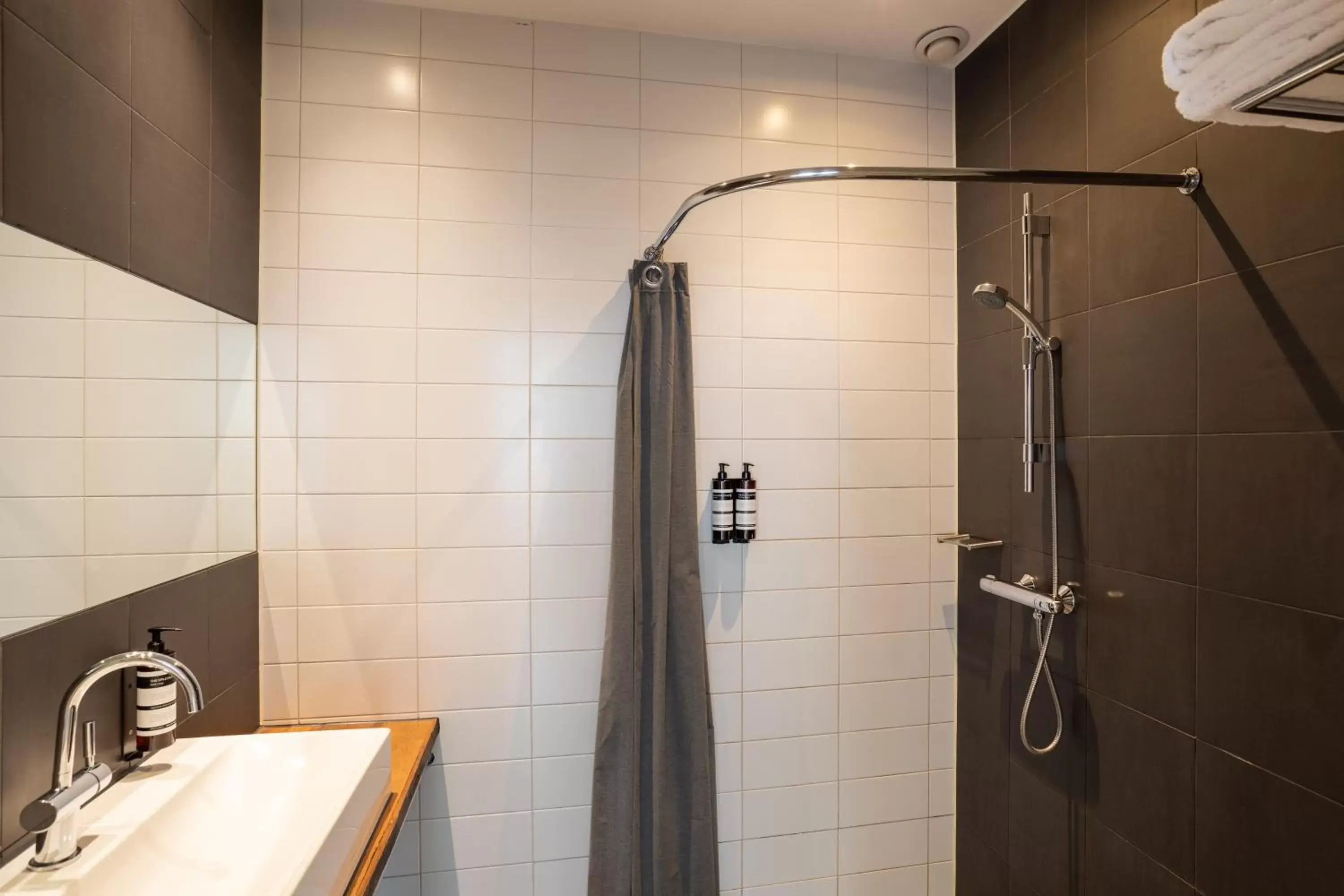 Shower, Bathroom in Weber Hotel 397