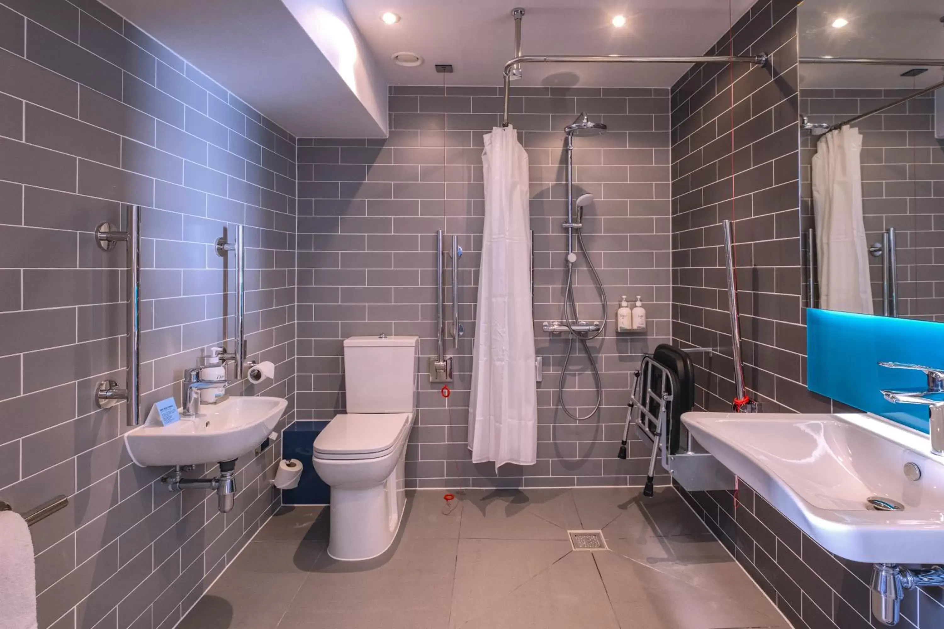 Bathroom in Holiday Inn Express - Fleet, an IHG Hotel