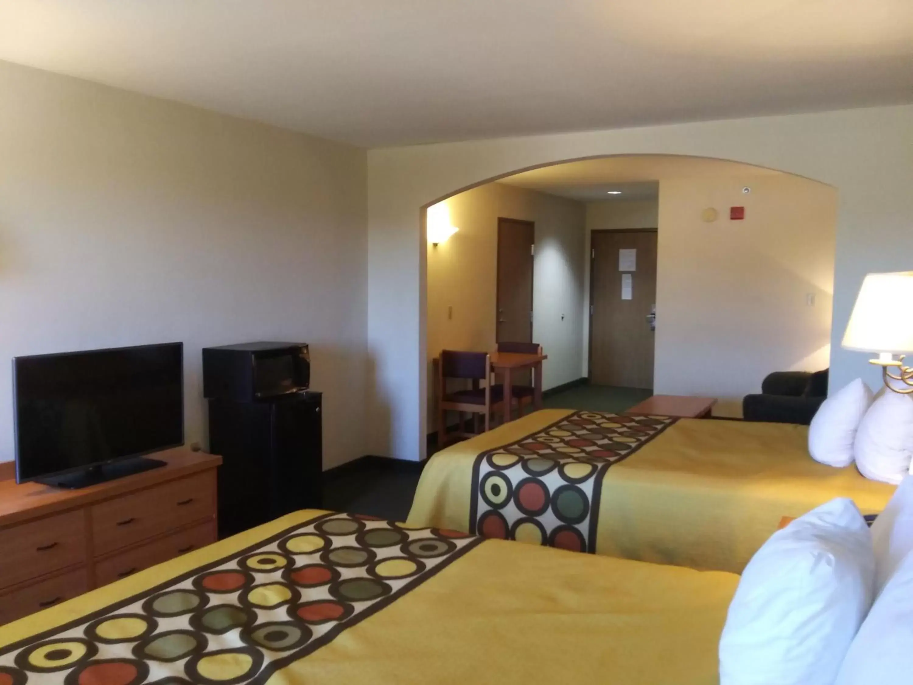 Bedroom, Bed in Super 8 by Wyndham Columbia East
