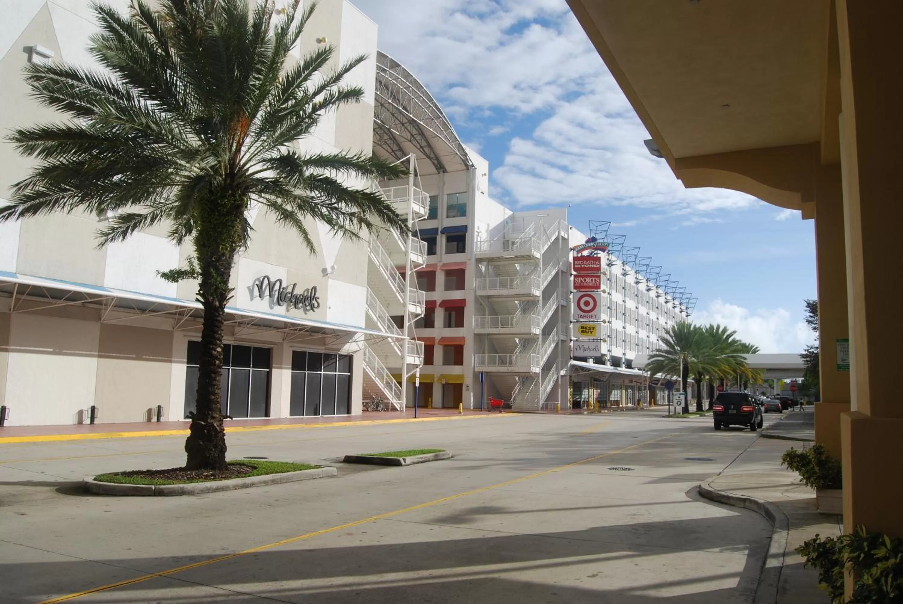 Facade/entrance in Dadeland Towers by Miami Vacations