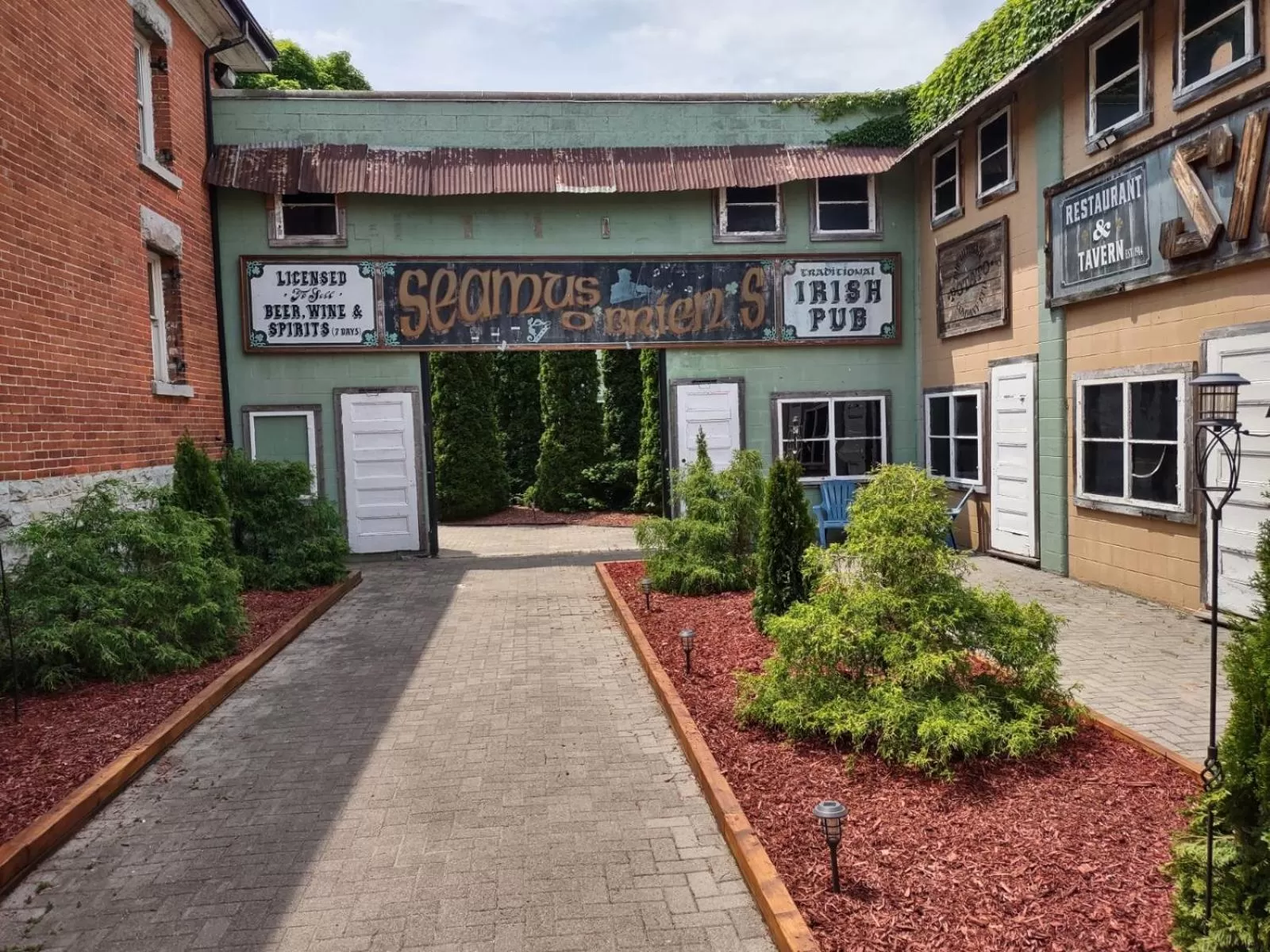 Garden, Property Building in The King George Inn