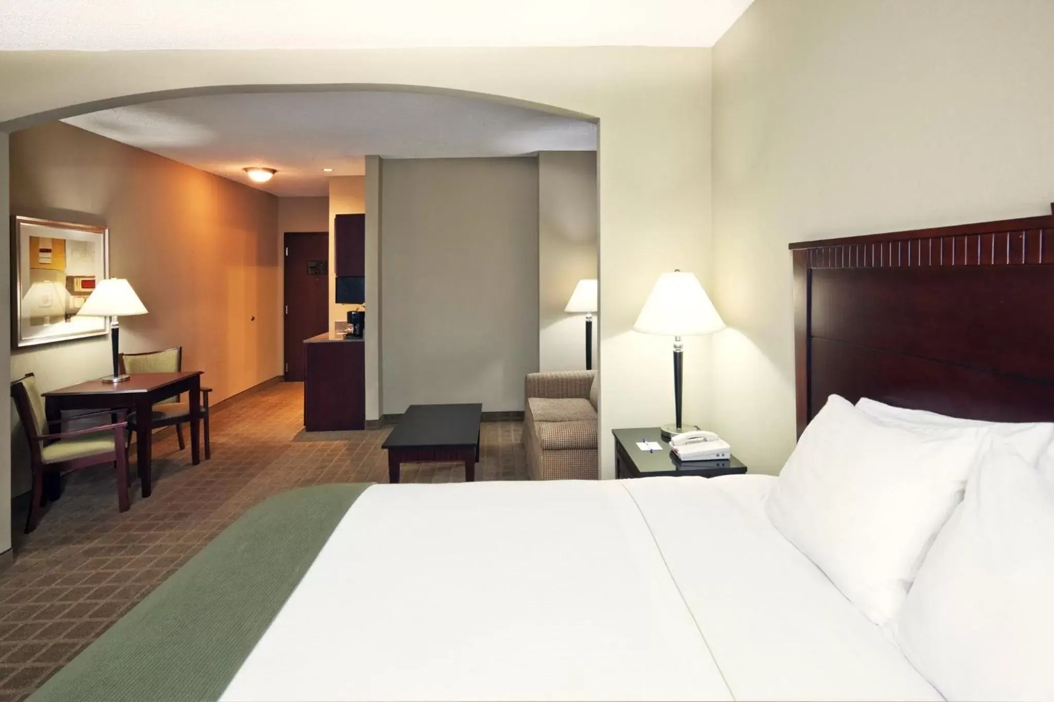 Photo of the whole room, Bed in Holiday Inn Express Hotel & Suites Shawnee I-40, an IHG Hotel
