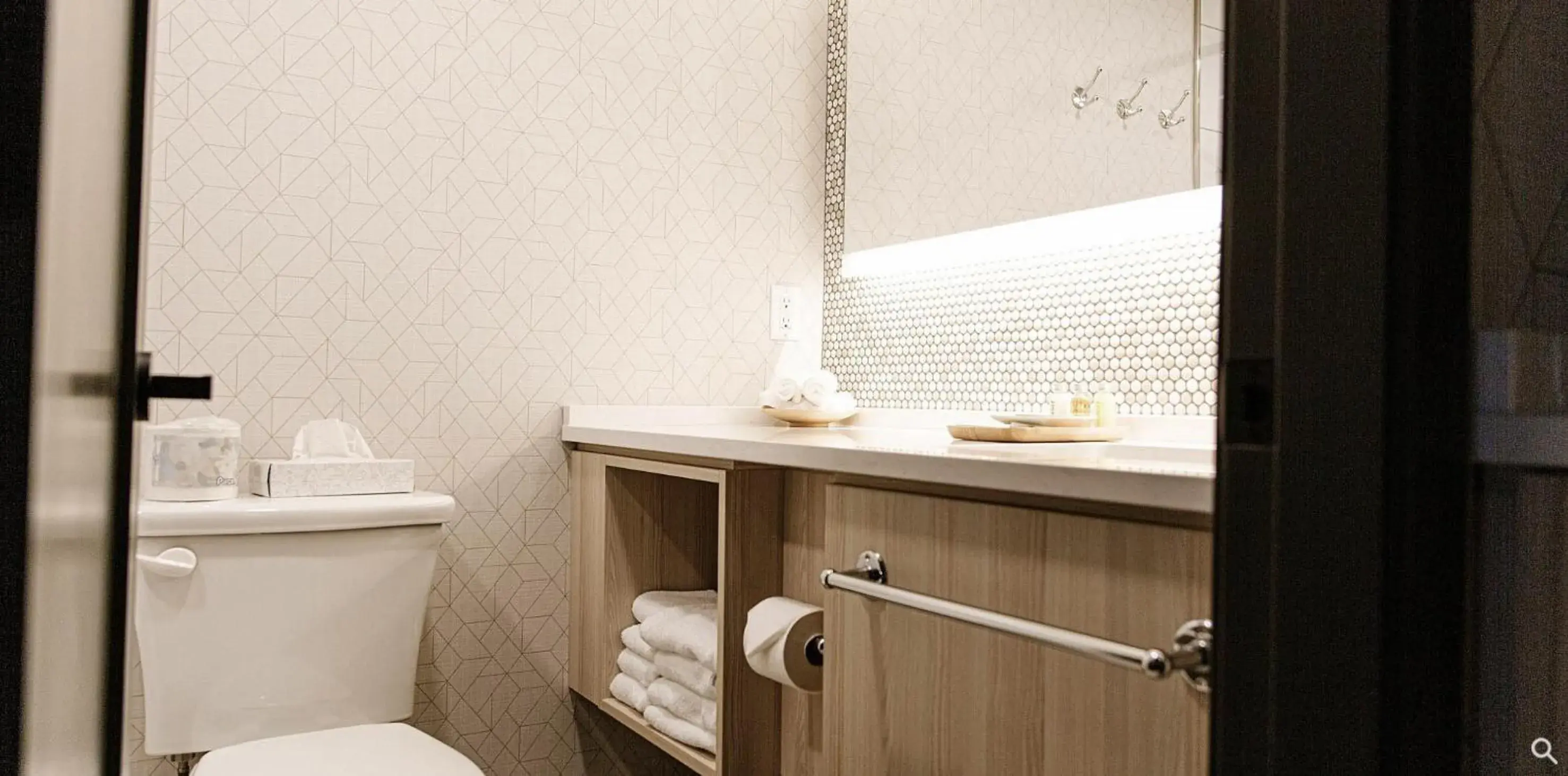 Superior Queen Room in Mountaineer Lodge Superior Queen Room in Mountaineer Lodge