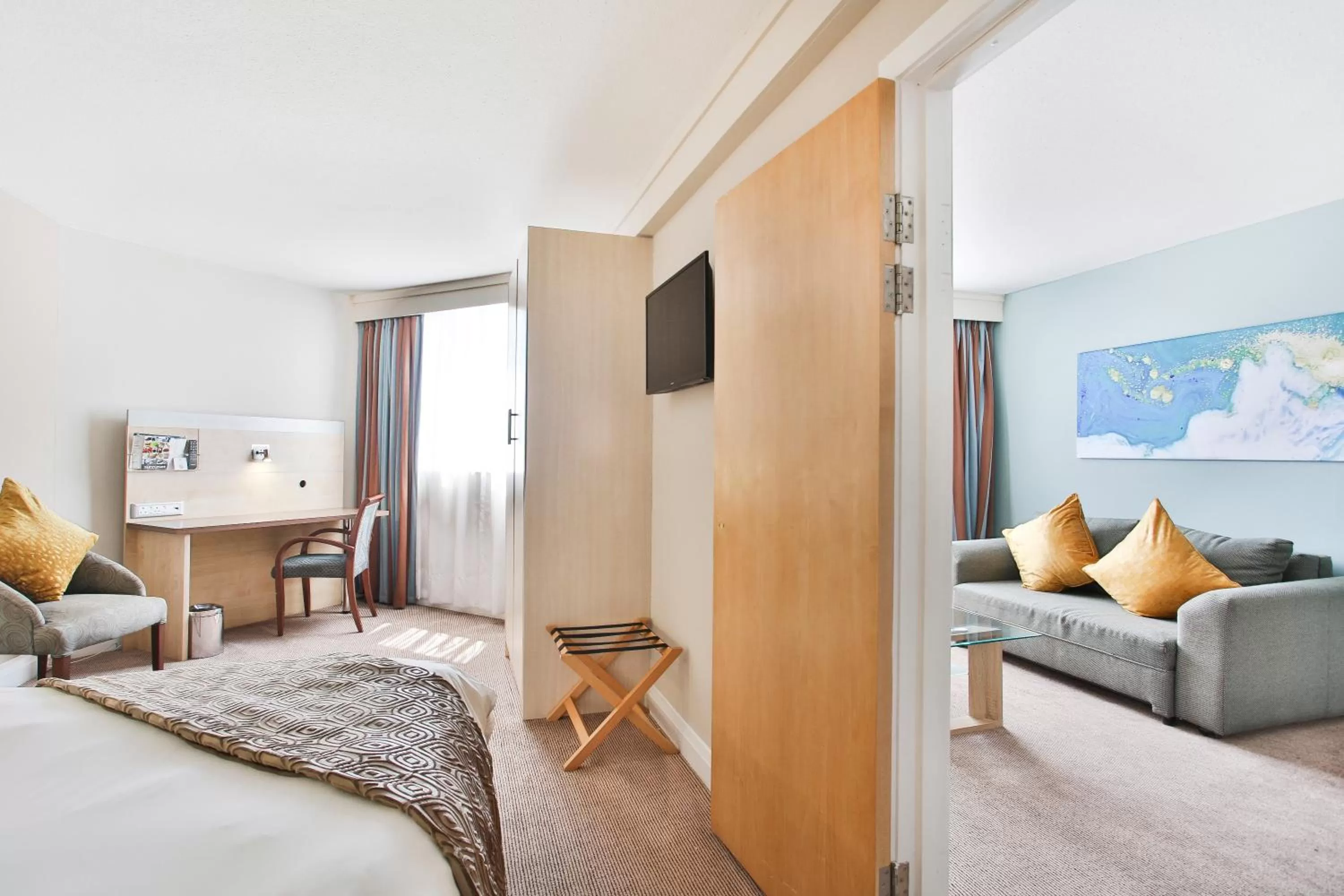 Living room, Bed in RH Hotel & Apartments - Pretoria