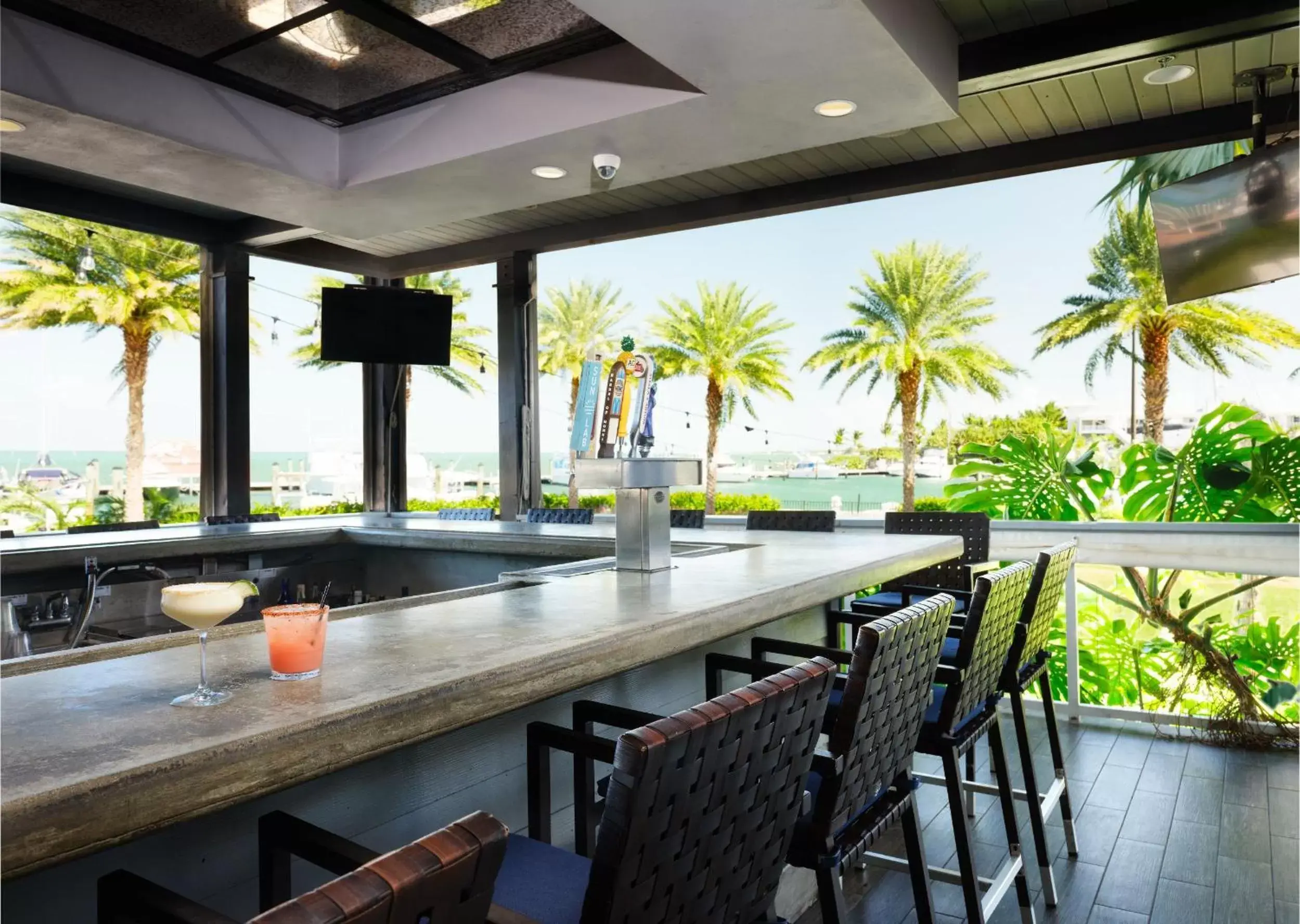 Lounge or bar in Faro Blanco Resort & Yacht Club