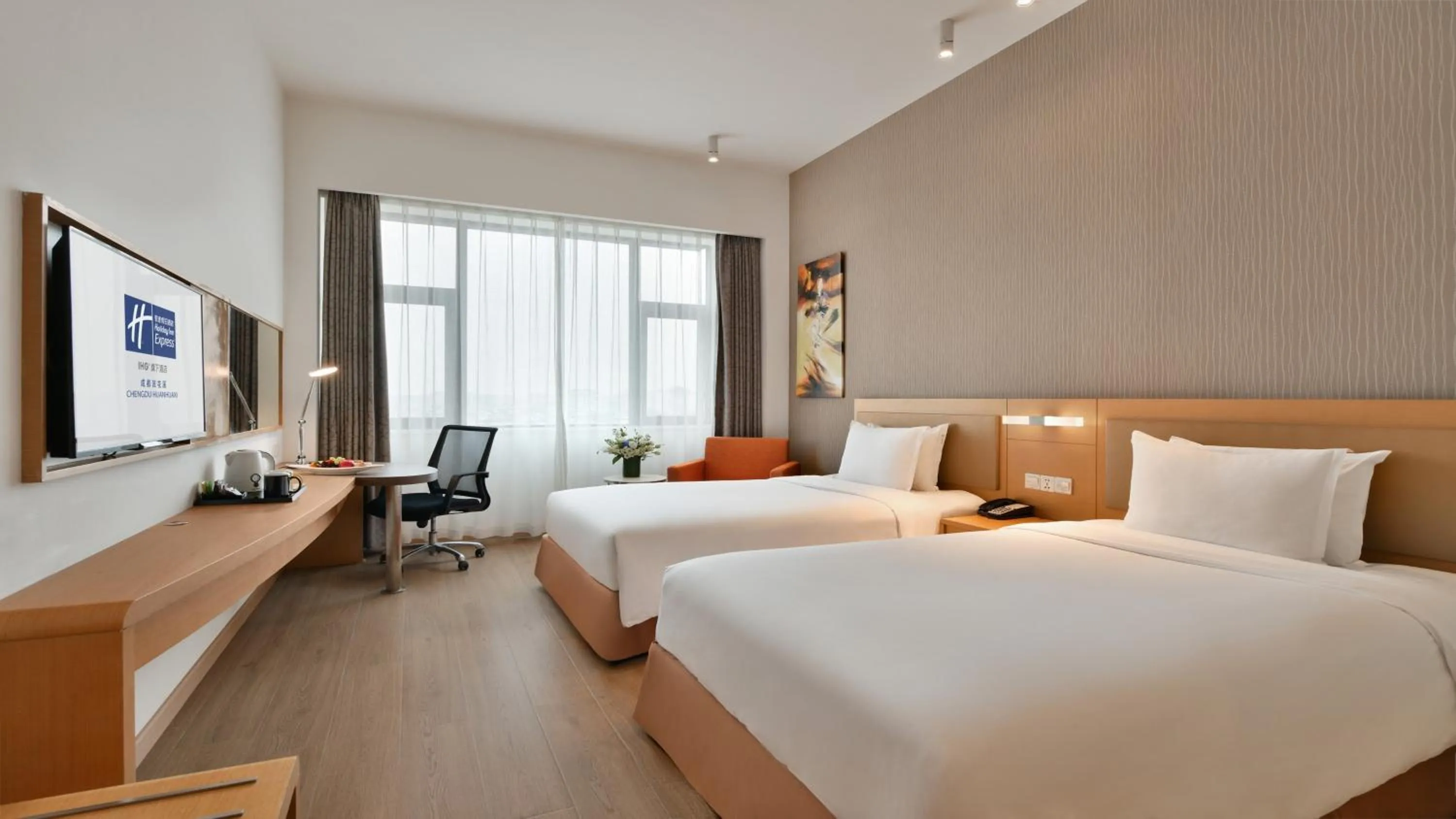 Photo of the whole room, Bed in Holiday Inn Express Chengdu Huanhuaxi by IHG-Near Jinsha Site Musem,Near Wuhou Temple Museum,Welcome drinks,Free gym,Free self-service laundry