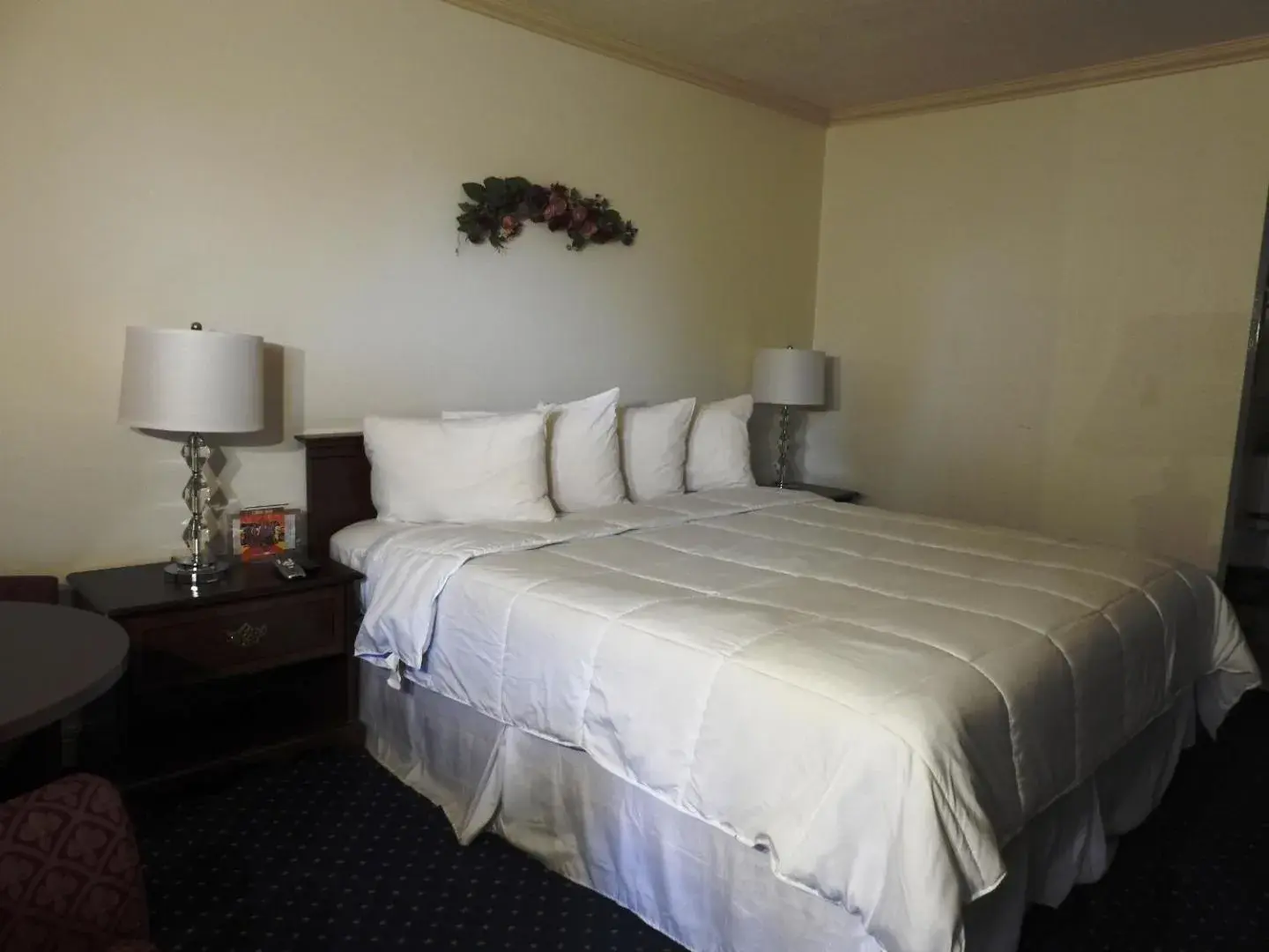 Bedroom, Bed in Stanford Motor Inn